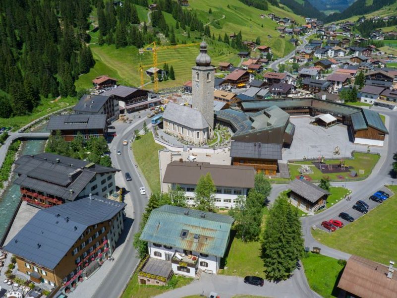 Lech von oben: Die Gemeinde investiert in den Sommertourismus. Lech von oben: Die Gemeinde investiert in den Sommertourismus.