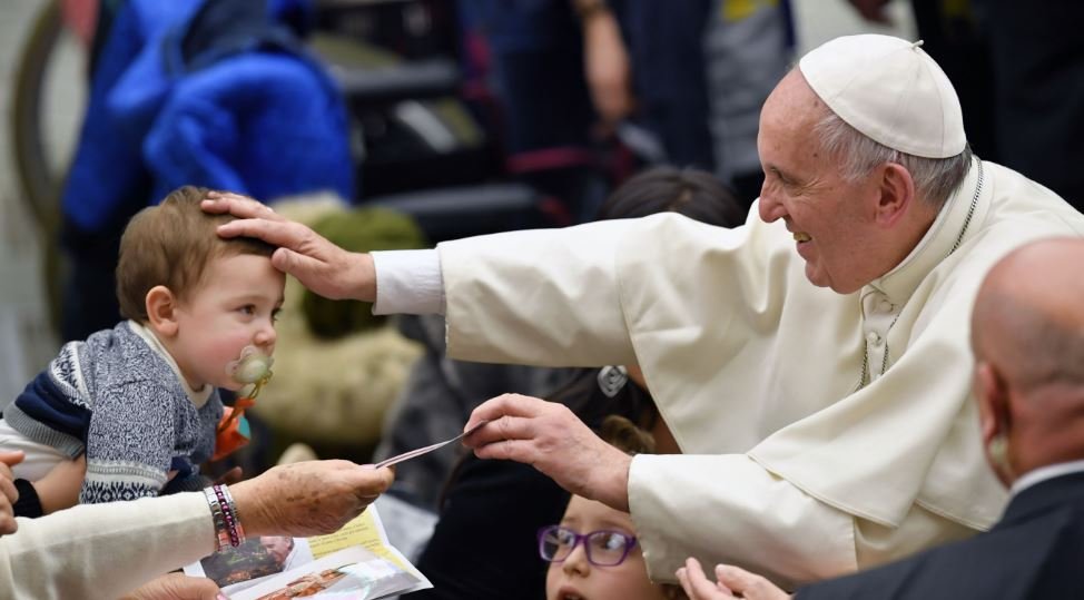 papst-franziskus-mit-kind papst-franziskus-mit-kind