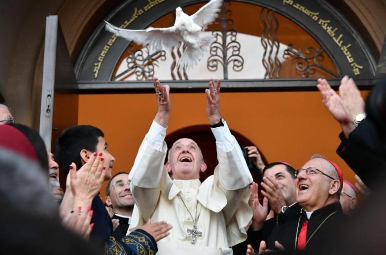 papst-franziskus-mit-taube papst-franziskus-mit-taube