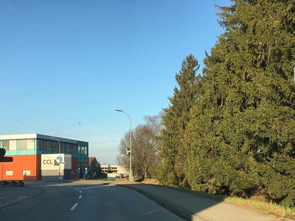 Diese kleine Box, vermutlich ein Radarkasten, hat ein Leserreporter in Hohenems entdeckt. Diese kleine Box, vermutlich ein Radarkasten, hat ein Leserreporter in Hohenems entdeckt.