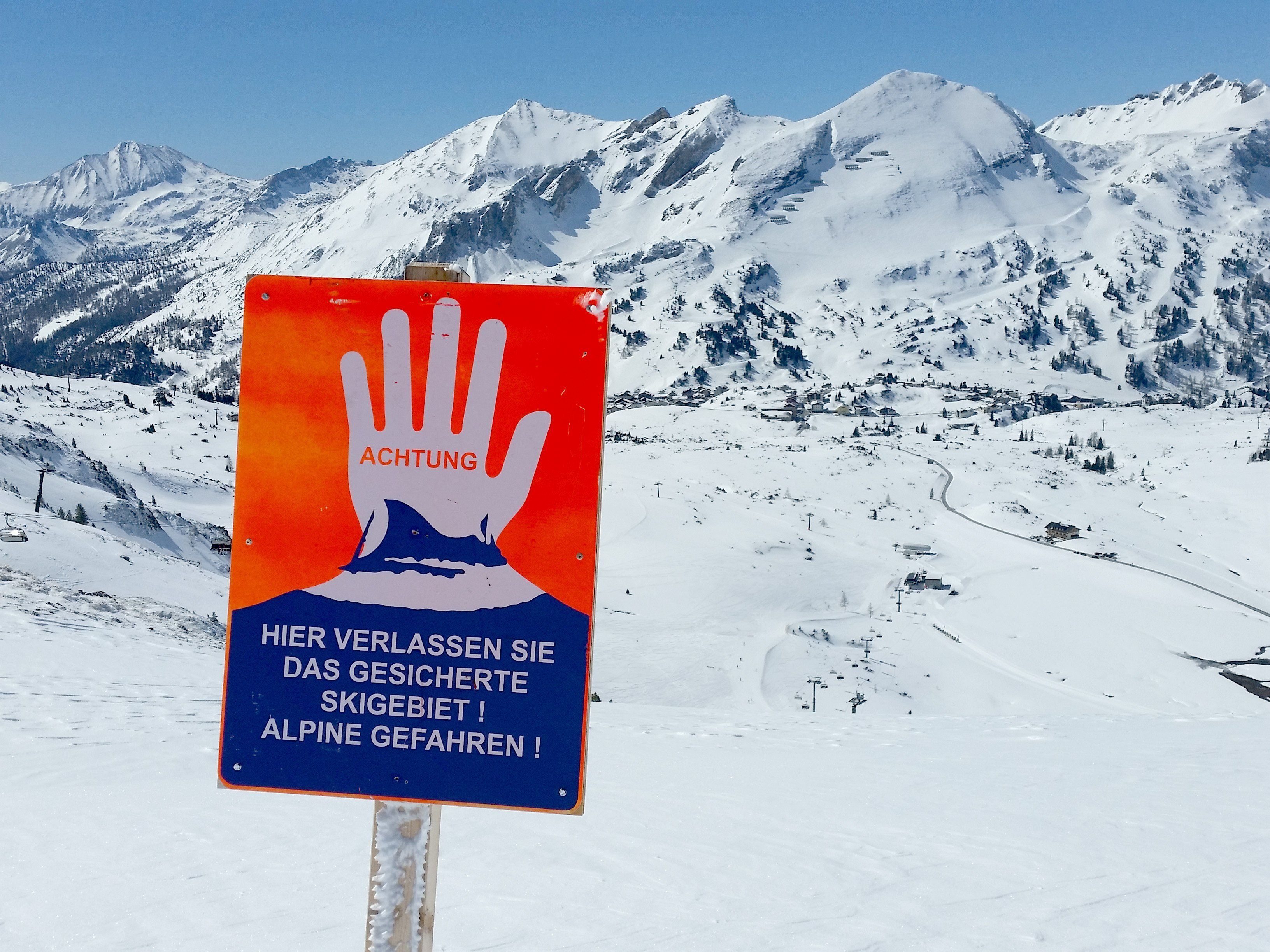 Bei einem Lawinenabgang in Lech-Zürs kam es offenbar zu einem Todesfall.