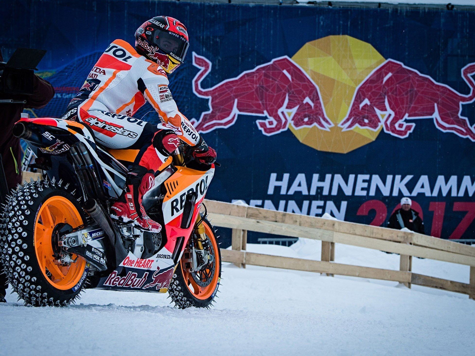 Die MotoGP-Stars machen auch vor dem Hahnenkamm nicht Halt. Die MotoGP-Stars machen auch vor dem Hahnenkamm nicht Halt.