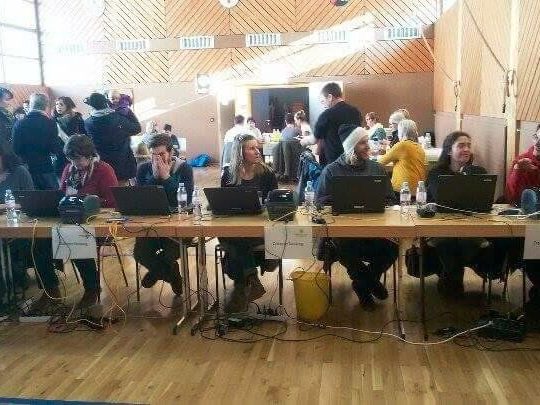 Der Saal war voll, die Menschen stellten sich lange an um sich typisieren zu lassen. Der Saal war voll, die Menschen stellten sich lange an um sich typisieren zu lassen.