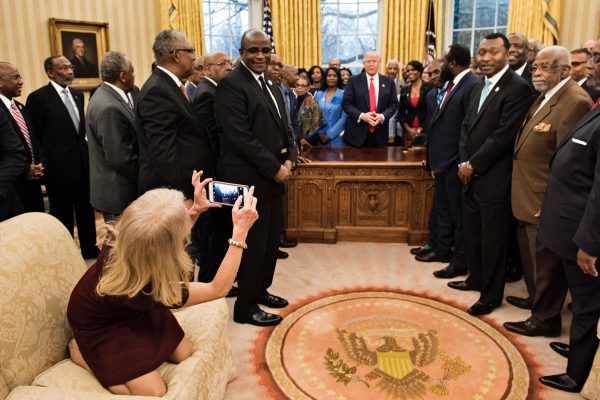 Graziöse Haltung von Kellyanne Conway Graziöse Haltung von Kellyanne Conway