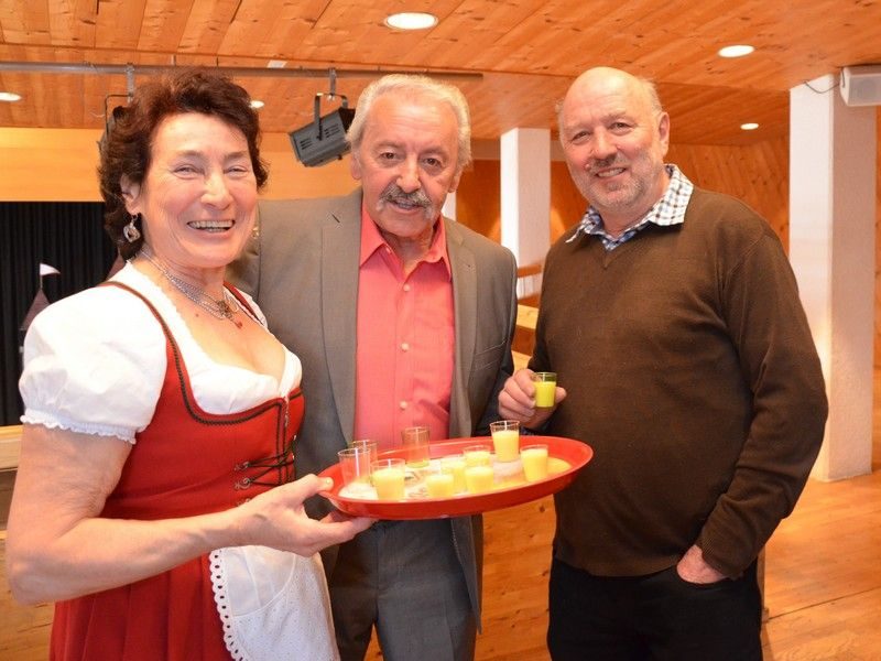 Obfrau Ernestine begrüßte die Gäste mit selbstgemachtem Eierlikör.