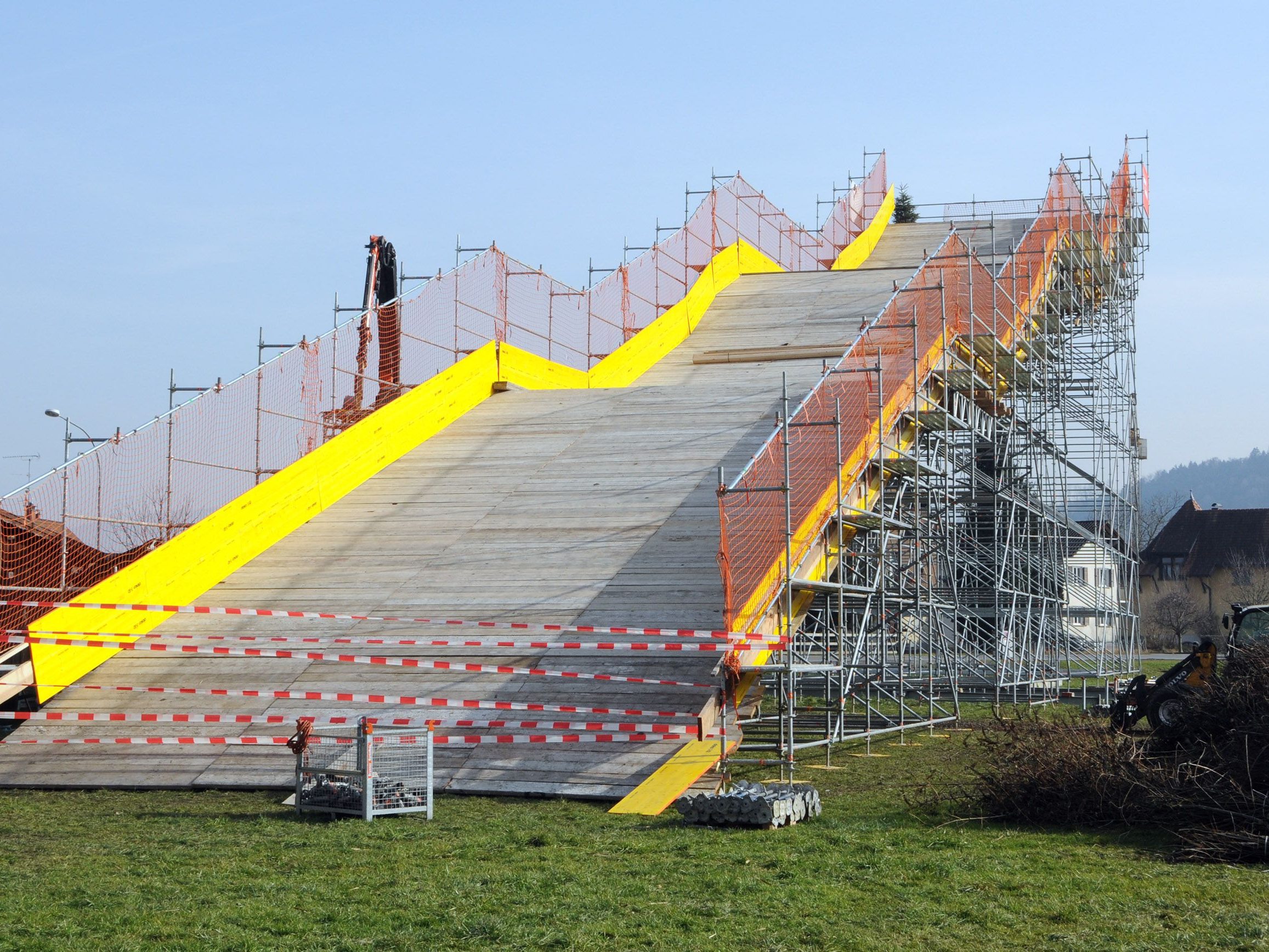 Für die 17 Meter hohe Gaißauer "Streif" wurde 20 Tonnen Stahlgerüst und 750 Dielen verbaut. Für die 17 Meter hohe Gaißauer "Streif" wurde 20 Tonnen Stahlgerüst und 750 Dielen verbaut.