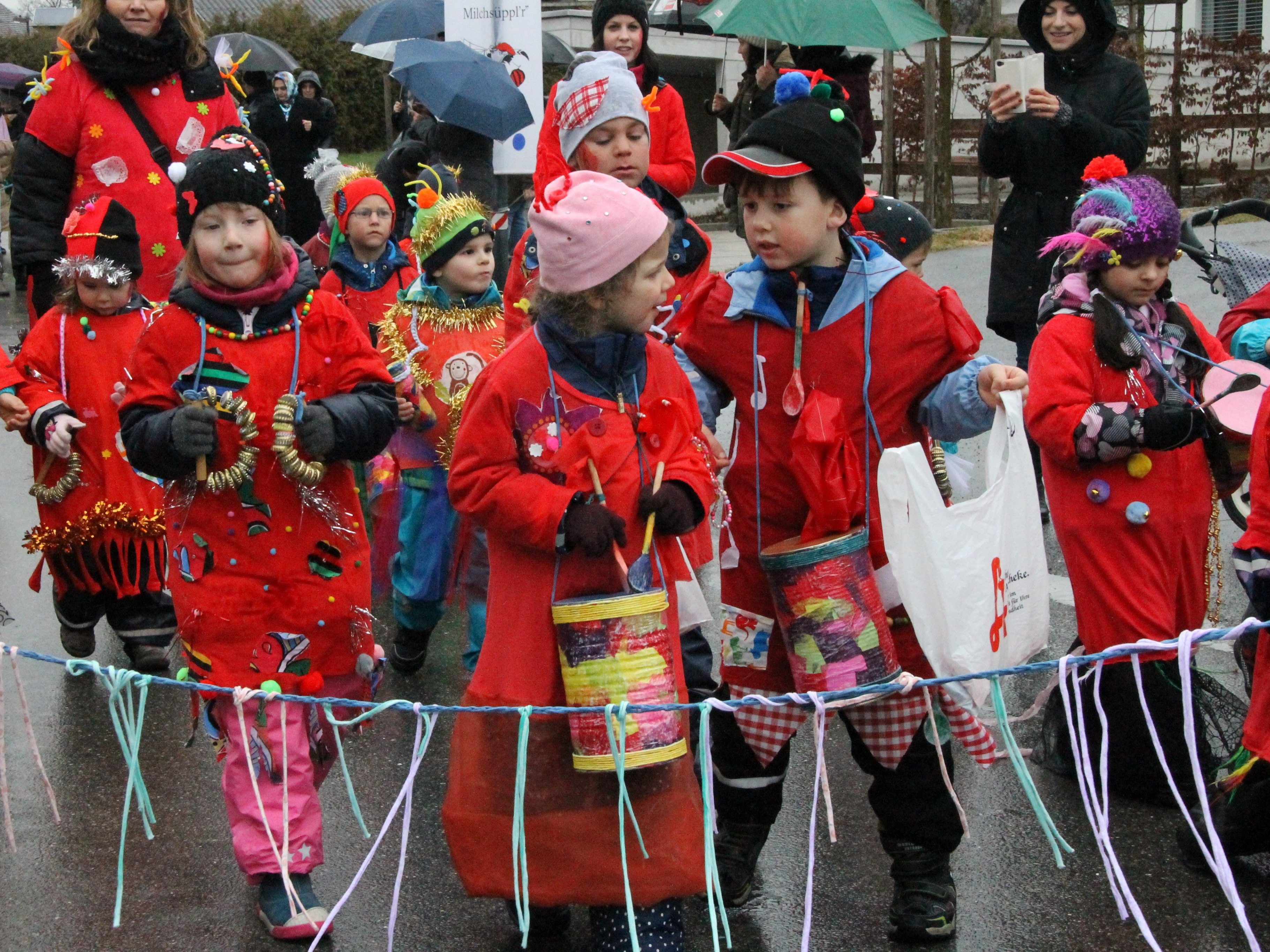 Hunderte Kinder trotz Regenwetter auf dem Jubiläumszug Hunderte Kinder trotz Regenwetter auf dem Jubiläumszug