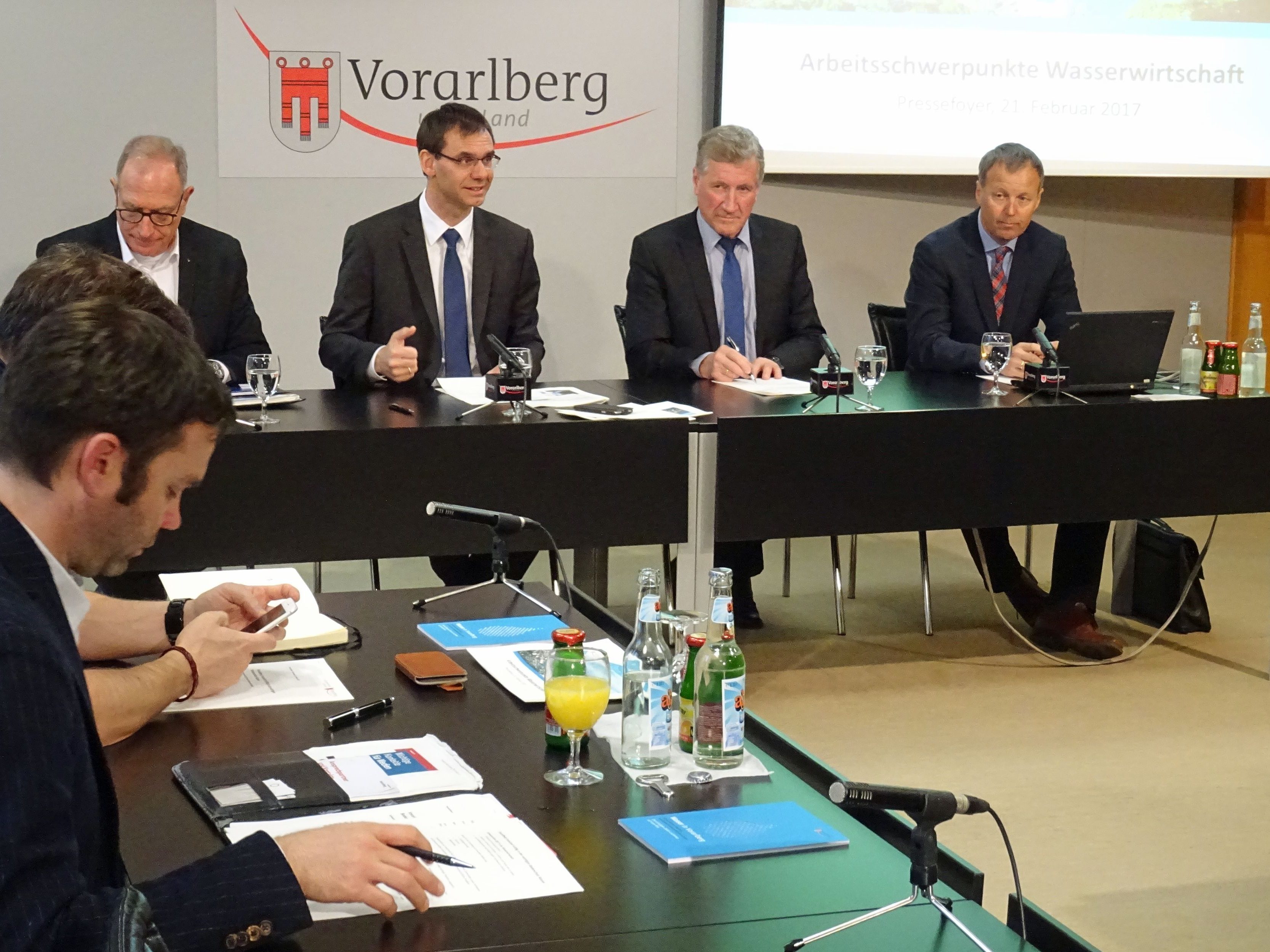 Landeshauptmann Markus Wallner und Landesrat Erich Schwärzler erläuterten zusammen mit Abteilungsvorstand Thomas Blank die wasserwirtschaftlichen Projektschwerpunkte 2017 in Vorarlberg.
