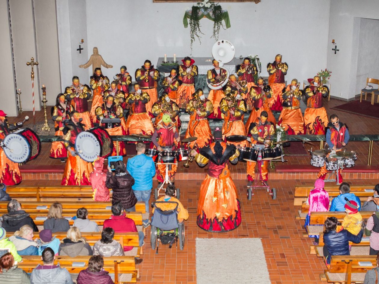 Die Guggamusik Moltaschorri spielten bei der Faschingsmesse in Vandans auf. Die Guggamusik Moltaschorri spielten bei der Faschingsmesse in Vandans auf.