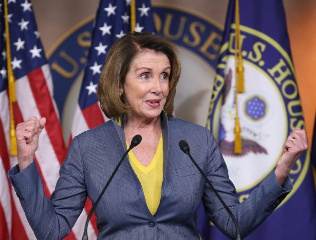 Nancy Pelosi, Mehrheitsführerin der Demokraten im Repräsentantenhaus, wirft Donald Trump 