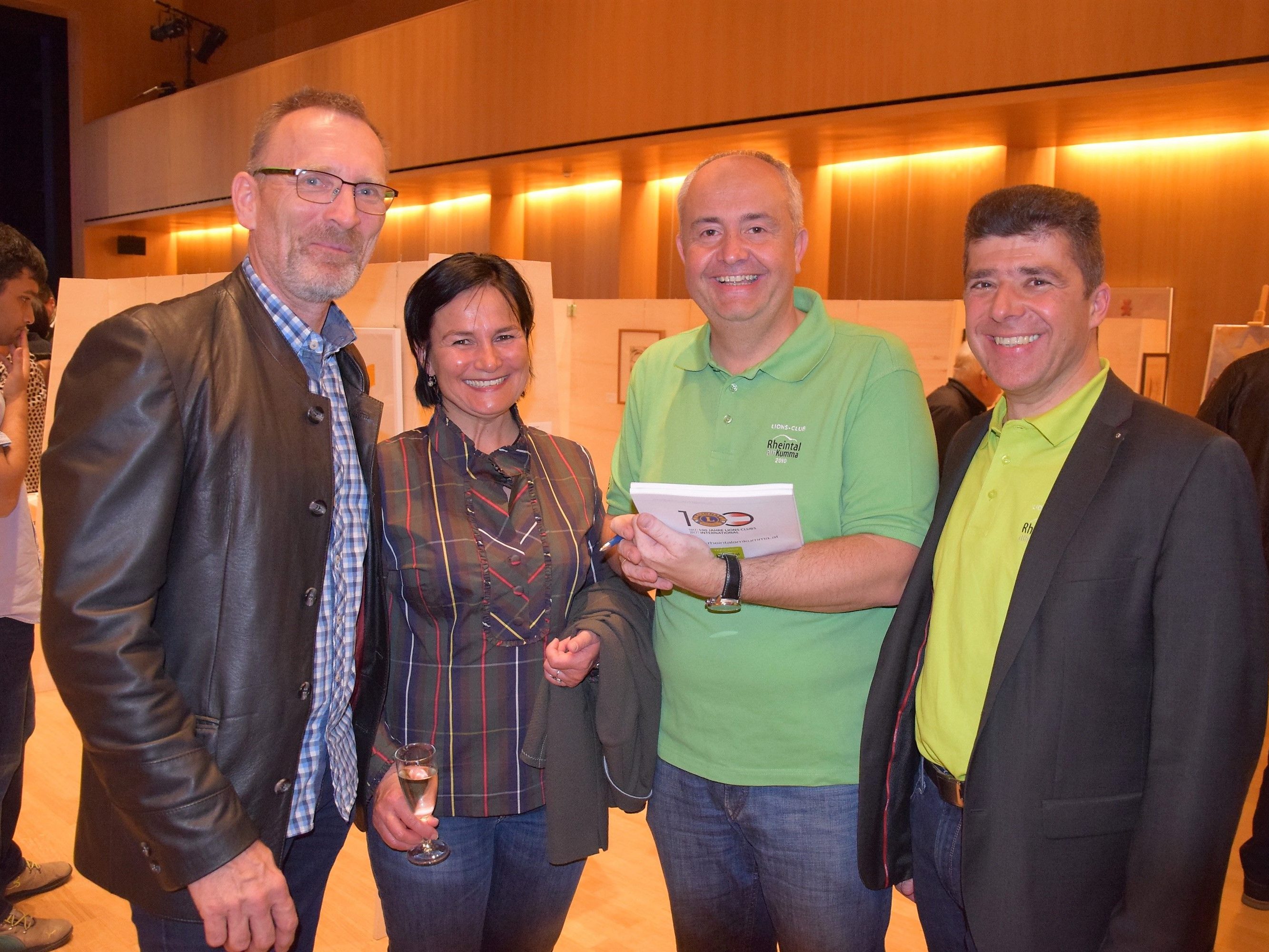 v.l.n.r. Reinhard Geiger mit Gabi, Manfred Böhmwalder und Vizebgm. Clemens Ender