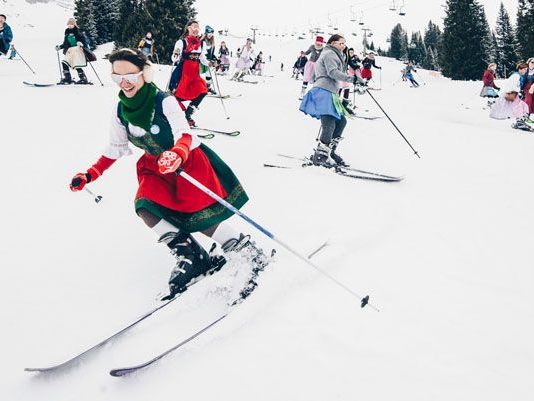 Dirndl-Gaudi auf der Piste in Lech.