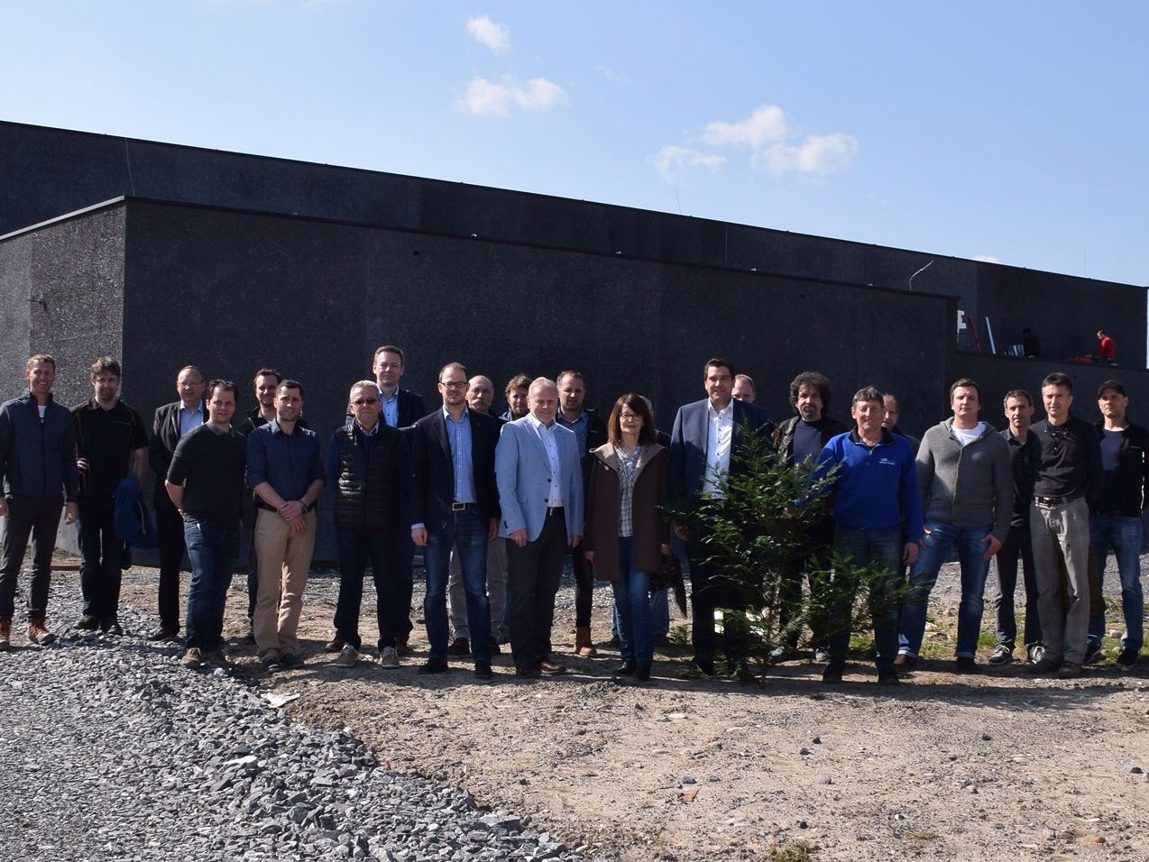 Vertreter der Gemeinden Hard und Fußach, des Landes Vorarlberg, des Architekturbüros Firm, des bauausführenden Unternehmens Oberhauser & Schedler, der Gemeinde Lauterach und der Firma Siemens feierten gemeinsam die Dachgleiche beim neuen Trinkwasserpumpwerk 4 in Hard. Vertreter der Gemeinden Hard und Fußach, des Landes Vorarlberg, des Architekturbüros Firm, des bauausführenden Unternehmens Oberhauser & Schedler, der Gemeinde Lauterach und der Firma Siemens feierten gemeinsam die Dachgleiche beim neuen Trinkwasserpumpwerk 4 in Hard.