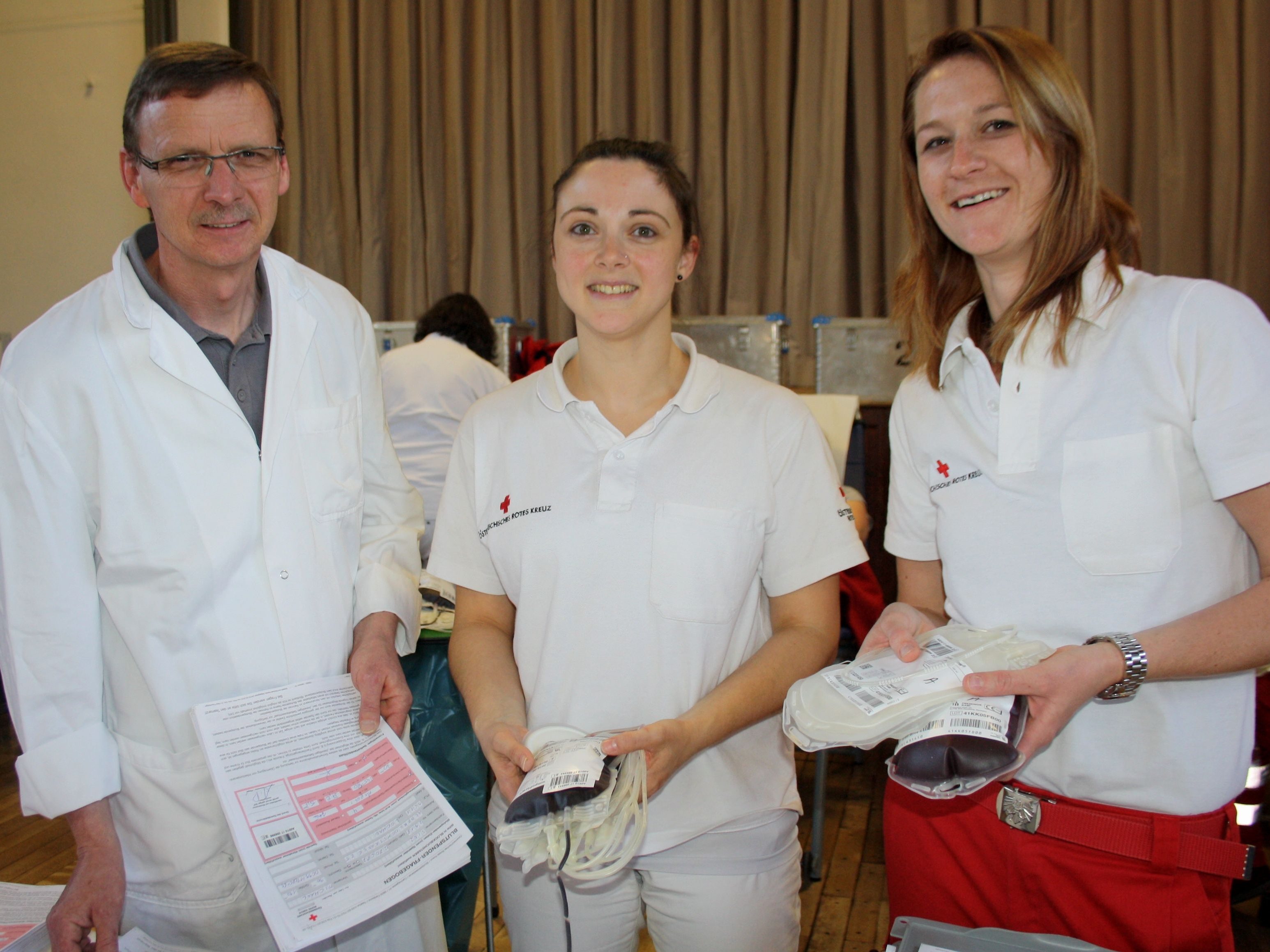 „Blut spenden hilft Leben retten“, so der Dank des Blutspendedienstes Vorarlberg an alle Spender, die aus dem ganzen Leiblachtal in die Lochauer Festhalle gekommen waren. „Blut spenden hilft Leben retten“, so der Dank des Blutspendedienstes Vorarlberg an alle Spender, die aus dem ganzen Leiblachtal in die Lochauer Festhalle gekommen waren.