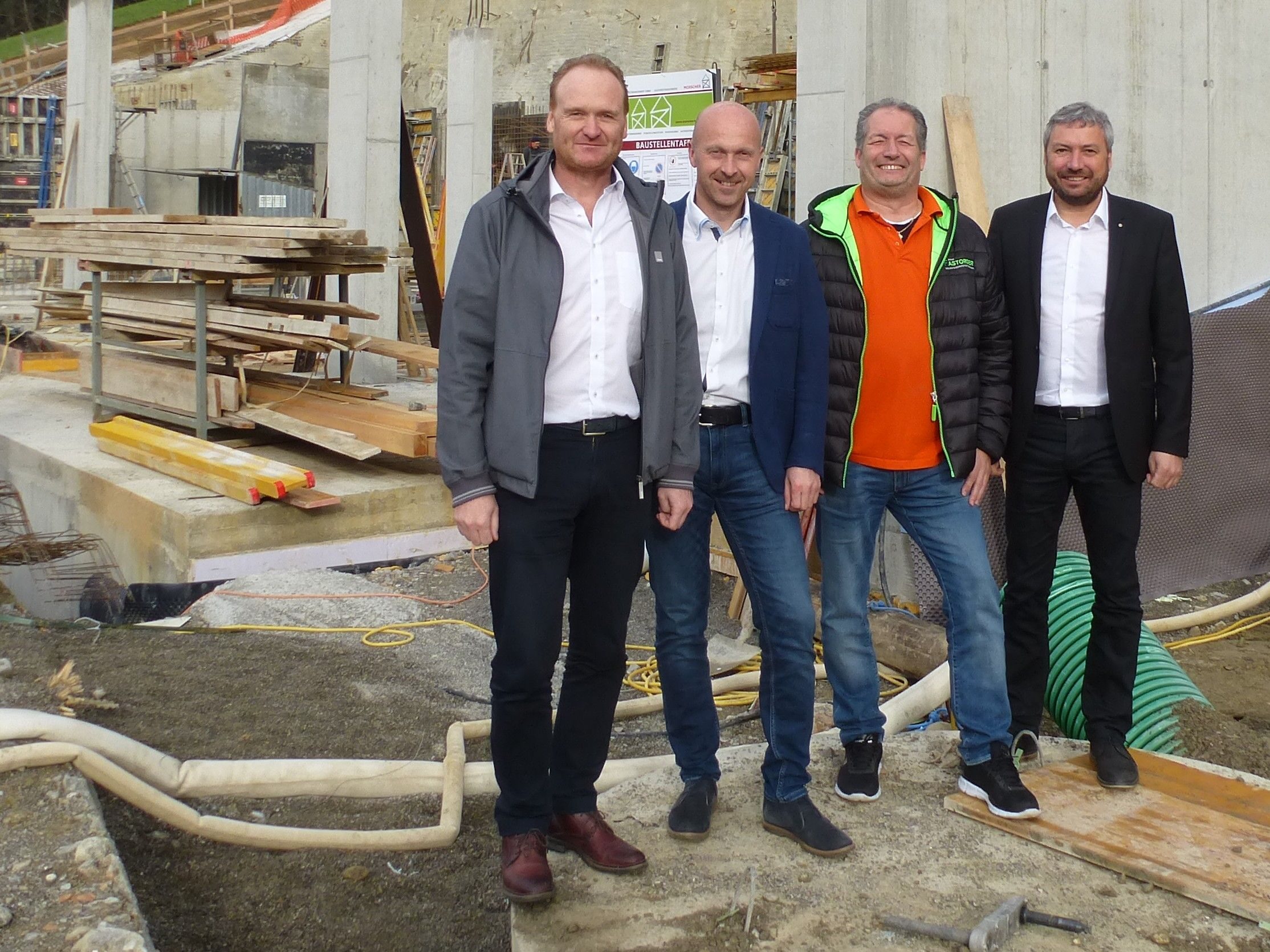 Bgm. Guido Flatz, Andreas Meusburger und Thomas Schwärzler (Spar-Zentrale) wünschen dem „Neuling“ Klaus Kramer (2. vl.) alles Gute in der „Spar-Familie“. Bgm. Guido Flatz, Andreas Meusburger und Thomas Schwärzler (Spar-Zentrale) wünschen dem „Neuling“ Klaus Kramer (2. vl.) alles Gute in der „Spar-Familie“.