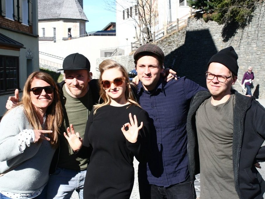 Leslie Clio mit Band und Organisatorin René Jud (li.)