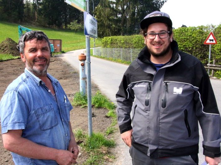 Polier Markus Burtscher mit Baggerfahrer Lukas Visintainer bei der Kreuzung Kübla/Parmuntweg in Fellengatter. Polier Markus Burtscher mit Baggerfahrer Lukas Visintainer bei der Kreuzung Kübla/Parmuntweg in Fellengatter.