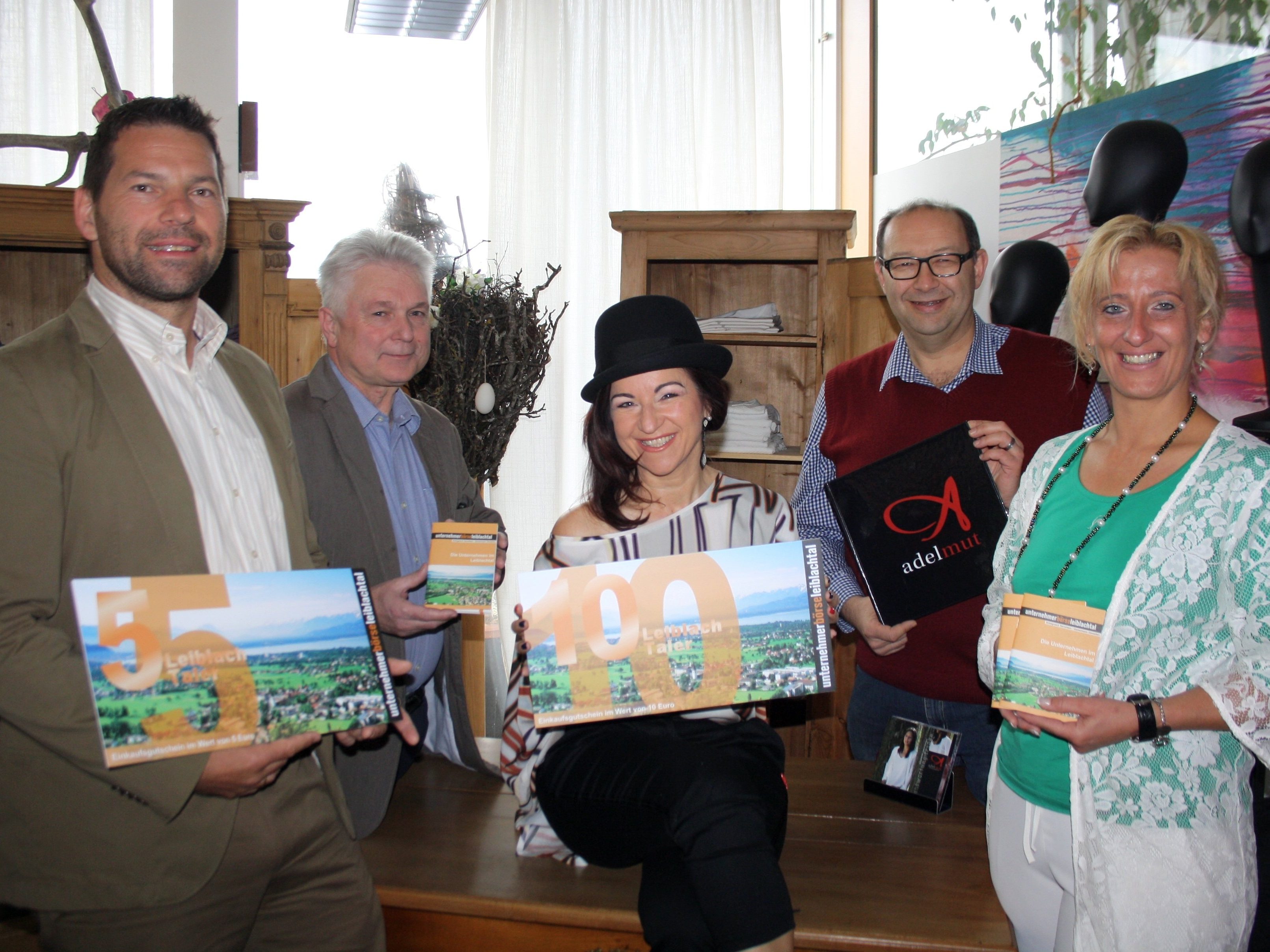 Die Leiblachtaler Unternehmerbörse mit Joachim Igl (JB IGL-Web), Lothar Natter (Opel Natter), Bgm. Wolfgang Langes (Hohenweiler) und Bianca Igl (JB IGL-Web) präsentiert bei Regina Kieninger (adelmut – Modedesign) die neuen „Leiblach-Taler“.
