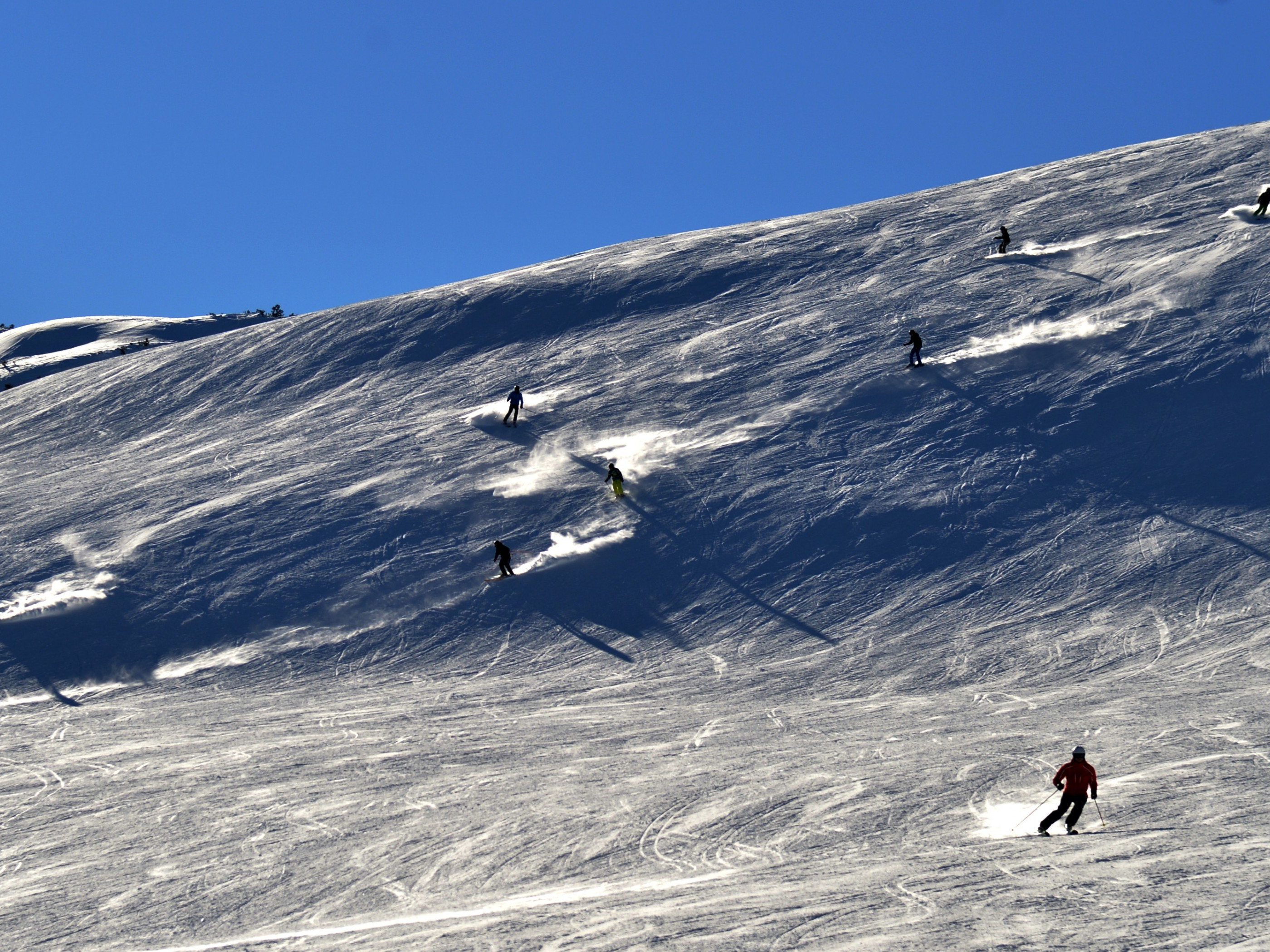 Die Polizei Lech sucht eine unfallbeteiligte Skifahrerin.