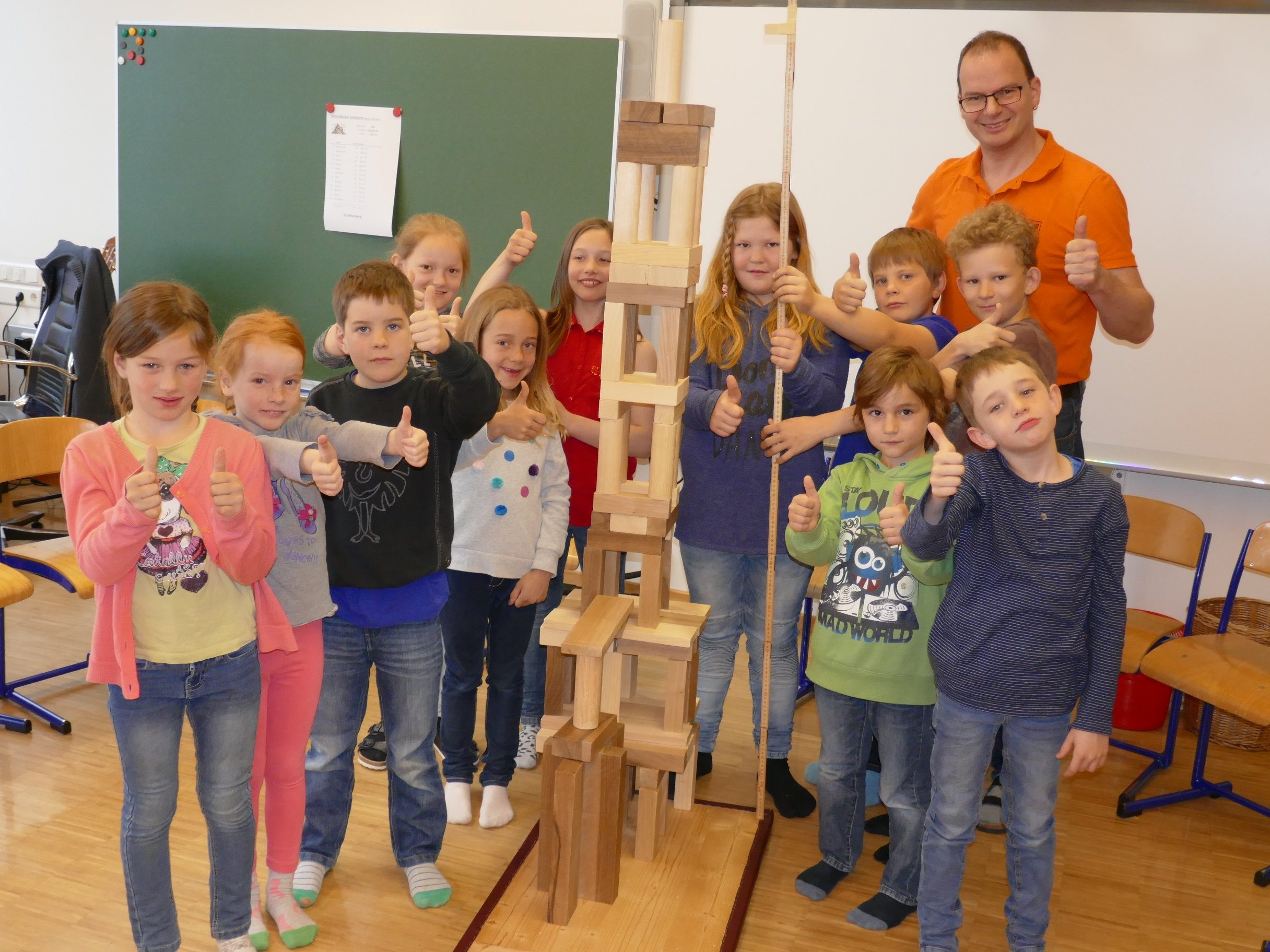 Der Viktorsberger Leseturm steht für die 1,69 Meter gelesenen 139 Bücher der Volksschüler aus Viktorsberg. Der Viktorsberger Leseturm steht für die 1,69 Meter gelesenen 139 Bücher der Volksschüler aus Viktorsberg.