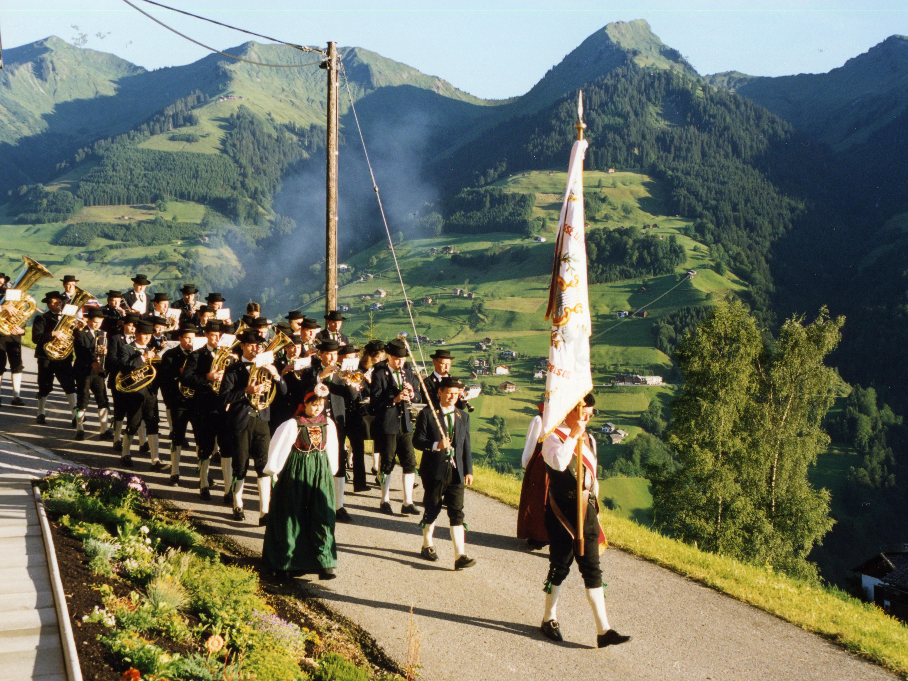 Der Weckruf zum Jubiläum hat Tradition: auf dem Bild der Musikverein Fraßenecho Raggal im Jahr 1997 beim 50-Jahr-Jubiläum.