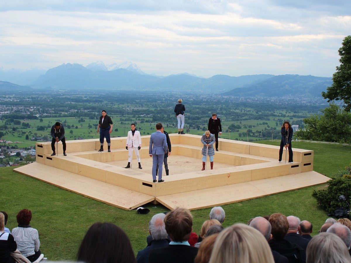 Das Ensemble des Landestheaters zu Gast in Bildstein. Das Ensemble des Landestheaters zu Gast in Bildstein.