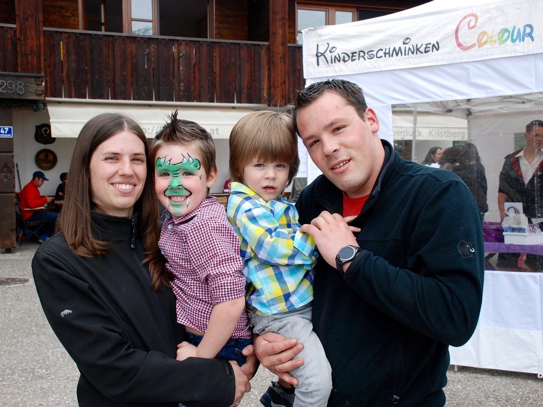 Stefanie und Manuel Bickel mit ihren beiden Kindern Elias und Raphael beim Familientag am Kristberg in mehr als 1400 Metern Seehöhe