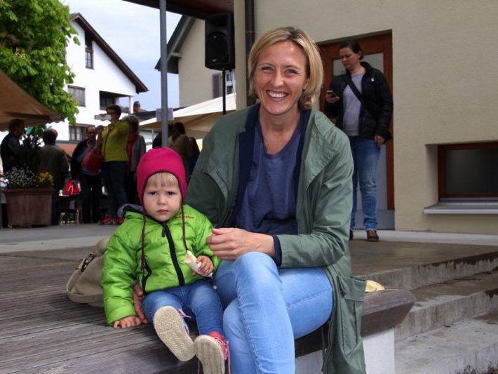 Martina mit Töchterchen Friede genoss die gemütliche Atmosphäre beim Göfner Dorfmarkt. Martina mit Töchterchen Friede genoss die gemütliche Atmosphäre beim Göfner Dorfmarkt.