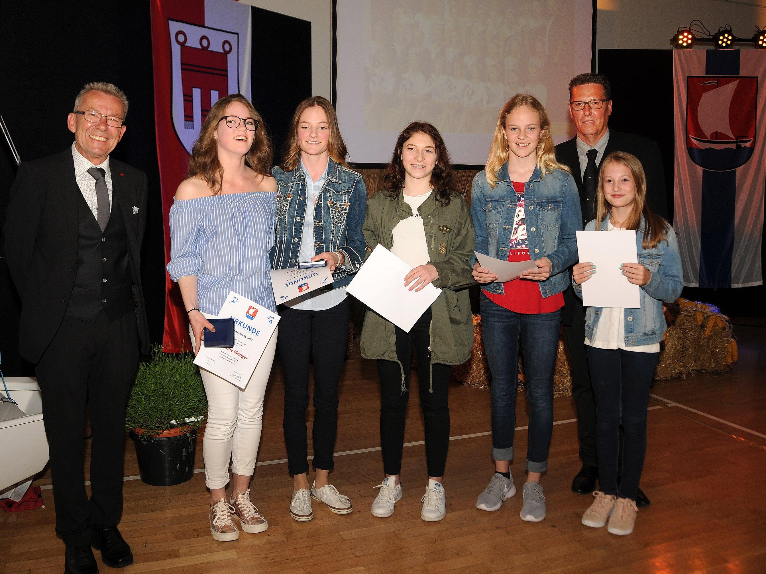 Erfolgreiche Teamturnerinnen aus Fußach mit Vize Werner Egger und Sportobmann Martin Doppelmayer