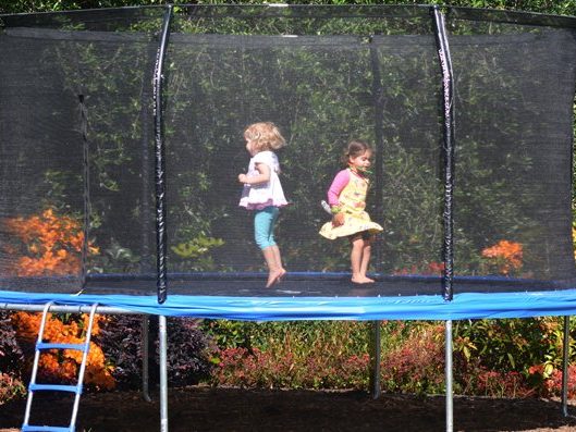 Das Trampolin muss rundum mit einem Fangnetz in ausreichender Höhe bestückt sein. Das Trampolin muss rundum mit einem Fangnetz in ausreichender Höhe bestückt sein.