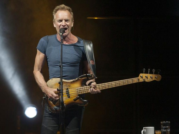 Sting spielt live in Wien auf.