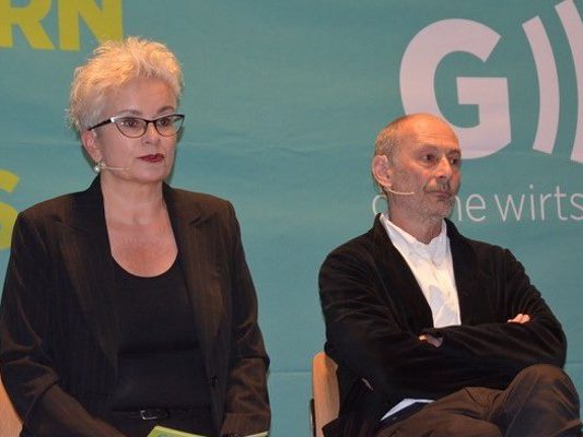 Moderatorin Ursula Kremmel und der Architekt Roland Gnaiger auf dem Podium. Moderatorin Ursula Kremmel und der Architekt Roland Gnaiger auf dem Podium.