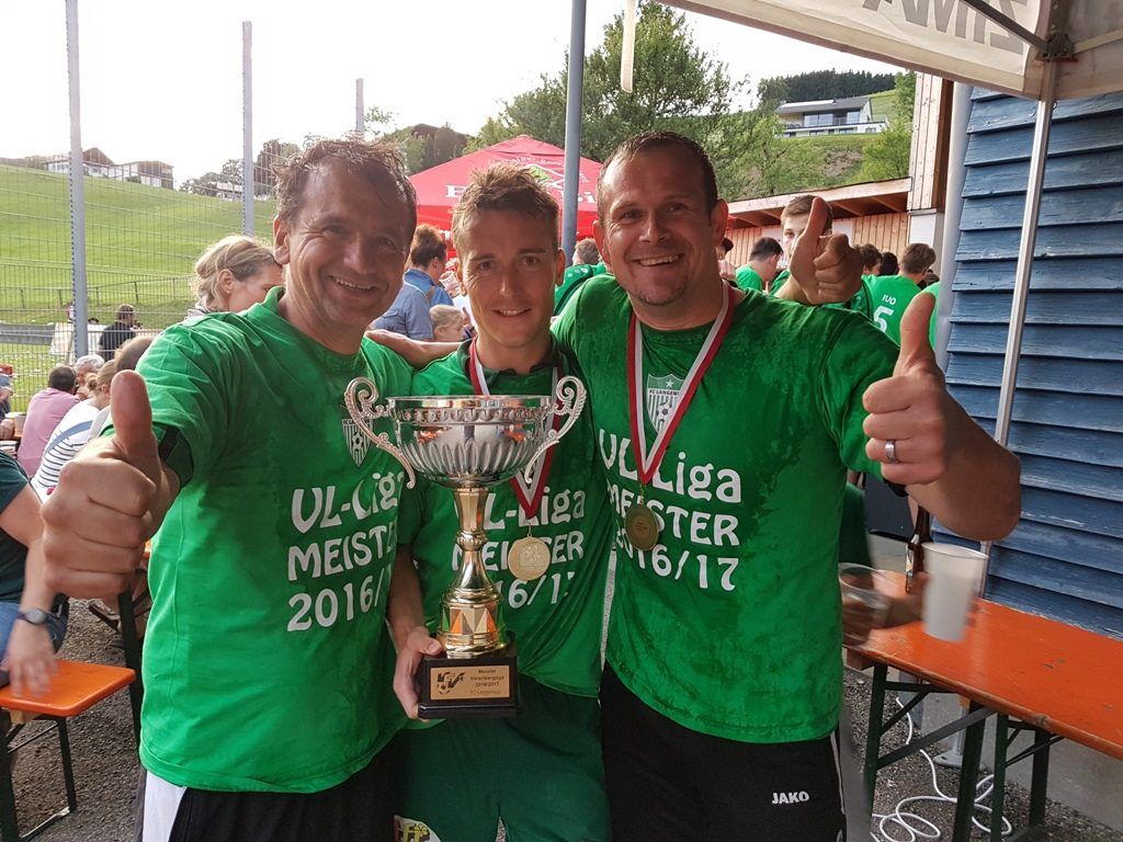 Kapitän Klaus Schwärzler (Mitte) feierte mit dem Trainerteam. Kapitän Klaus Schwärzler (Mitte) feierte mit dem Trainerteam.