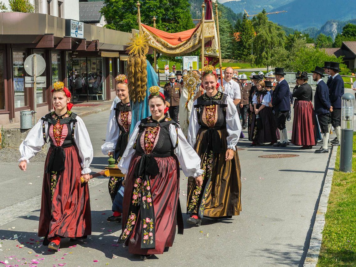 Die Fronleichnamsprozession von Vandans hat eine lange Tradition, die noch immer mit viel Eifer gelebt wird.