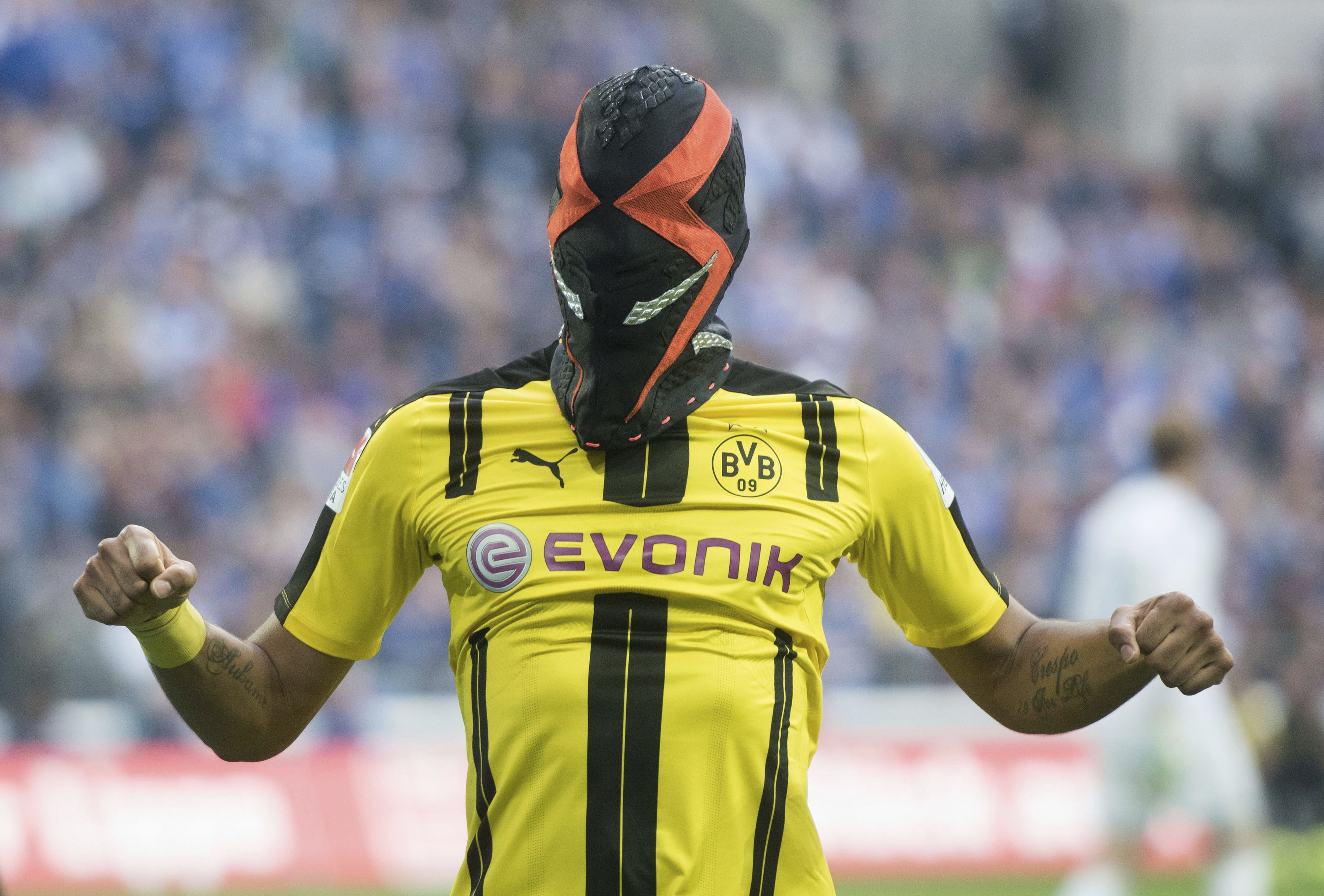 Aubameyangs Jubel mit Nike-Maske. Foto: AP Aubameyangs Jubel mit Nike-Maske. Foto: AP