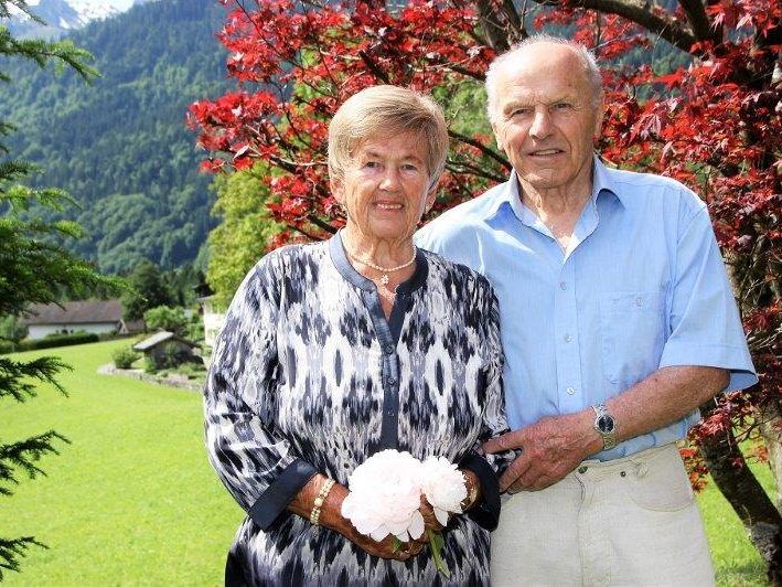 Mit weißen Pfingstrosen zur diamantenen Hochzeit: Das elegante und vitale Paar Gerlinde und Otto Bitschnau