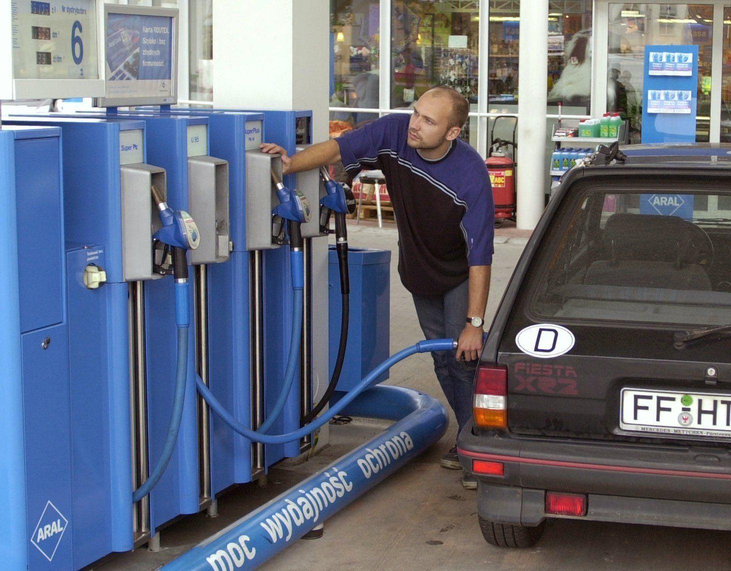 In Polen zahlt man 52,00 Euro für eine Tankfüllung. In Polen zahlt man 52,00 Euro für eine Tankfüllung.