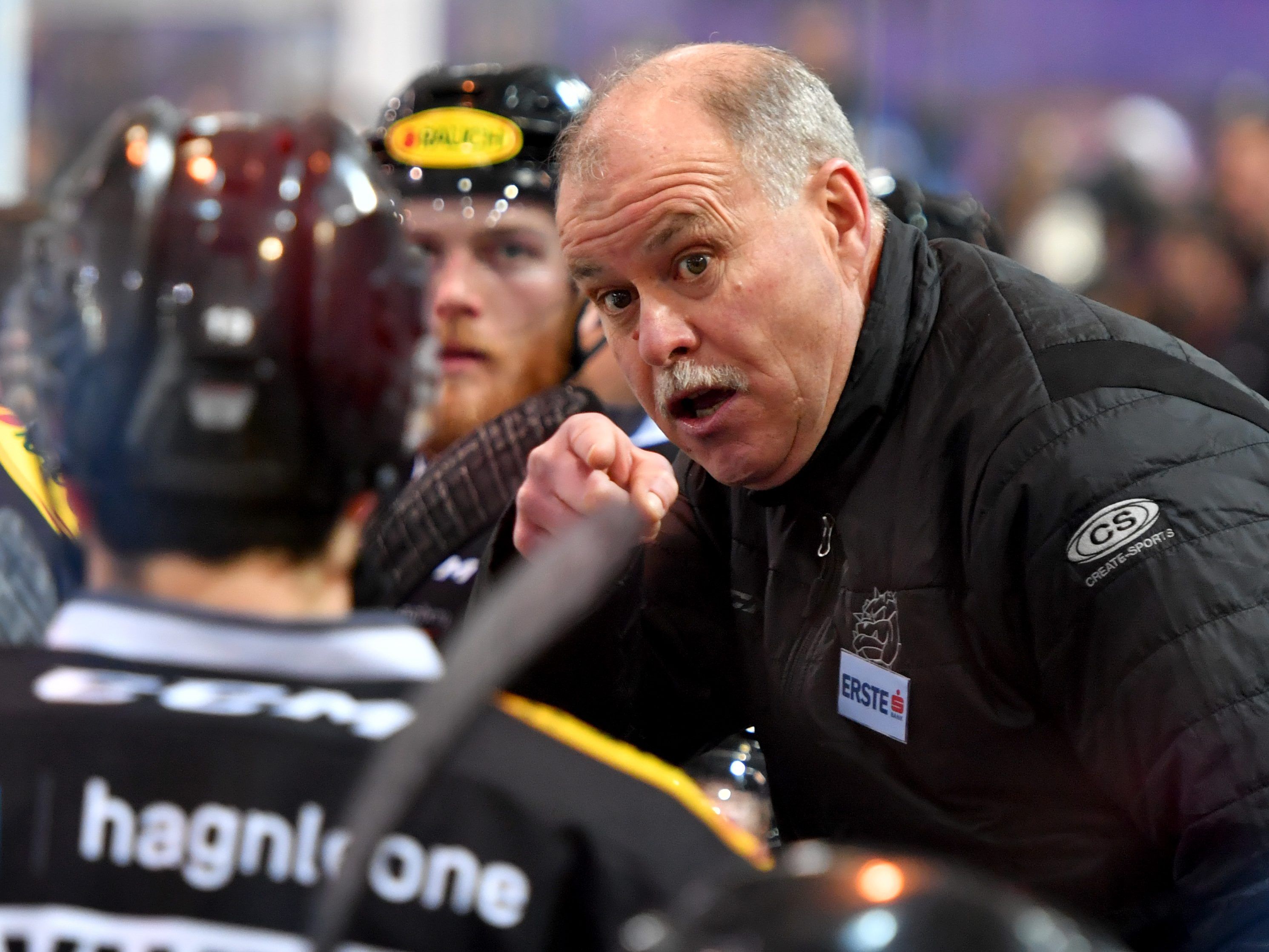 Den ganzen Samstag präsentieren die Dornbirner Bulldogs den KAder von Coach Dave MacQueen für die Saison 2017/18. Den ganzen Samstag präsentieren die Dornbirner Bulldogs den KAder von Coach Dave MacQueen für die Saison 2017/18.