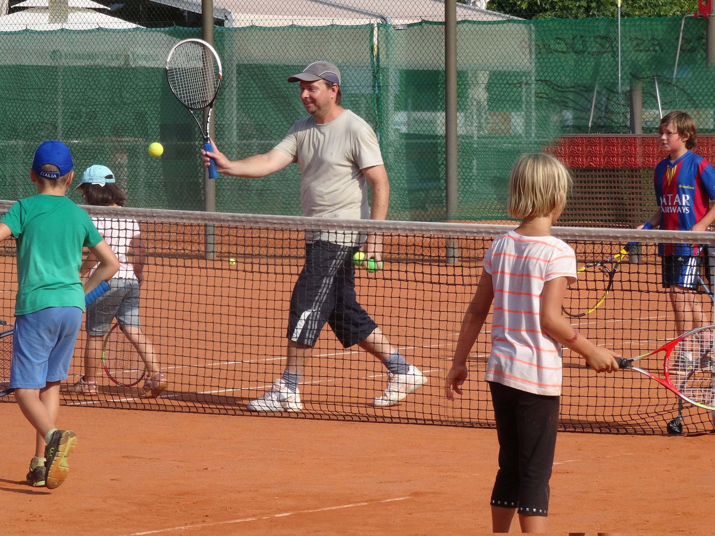 Für die kleinen Gäste bietet der TC Fußach beim Vatertags-Frühschoppen ab 11 Uhr Kindertennis mit Trainern an. Für die kleinen Gäste bietet der TC Fußach beim Vatertags-Frühschoppen ab 11 Uhr Kindertennis mit Trainern an.