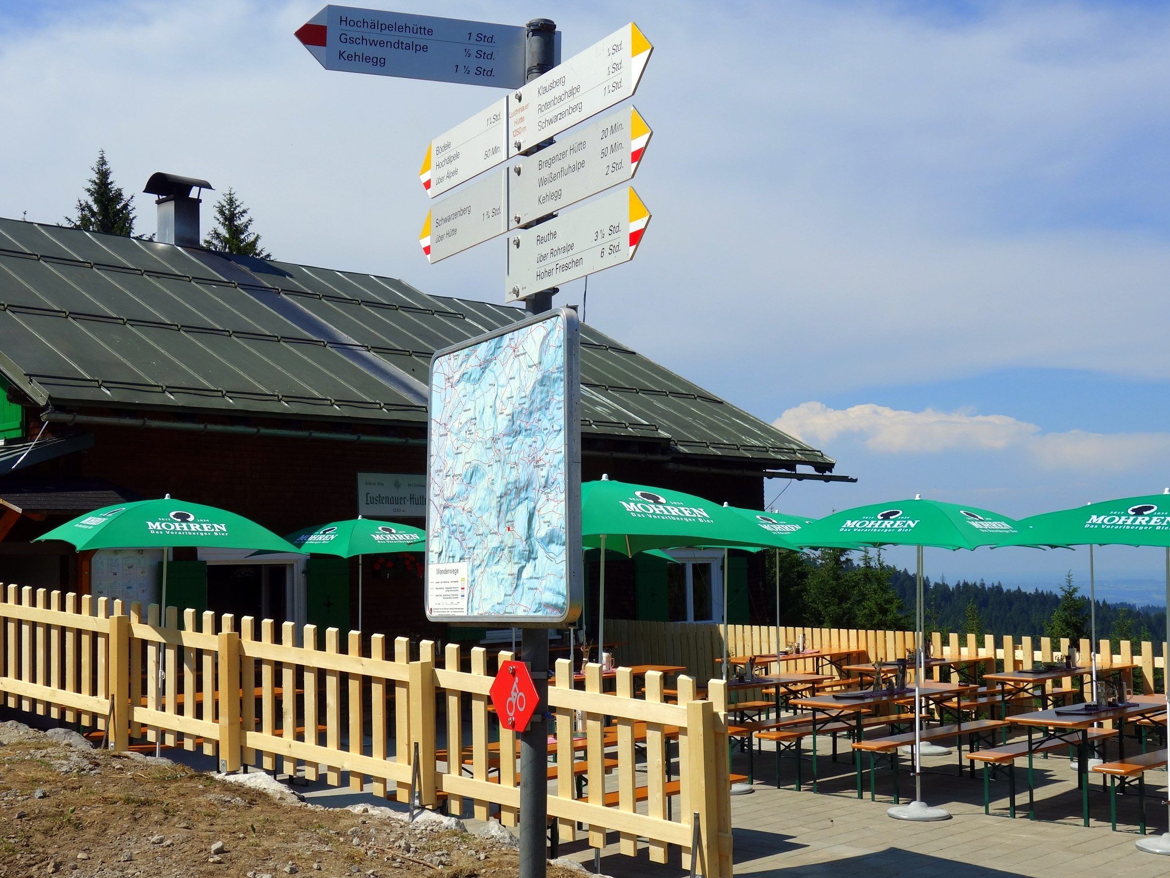 Die Lustenauer Hütte auf dem Klausberg mit neuer Terrasse. Die Lustenauer Hütte auf dem Klausberg mit neuer Terrasse.