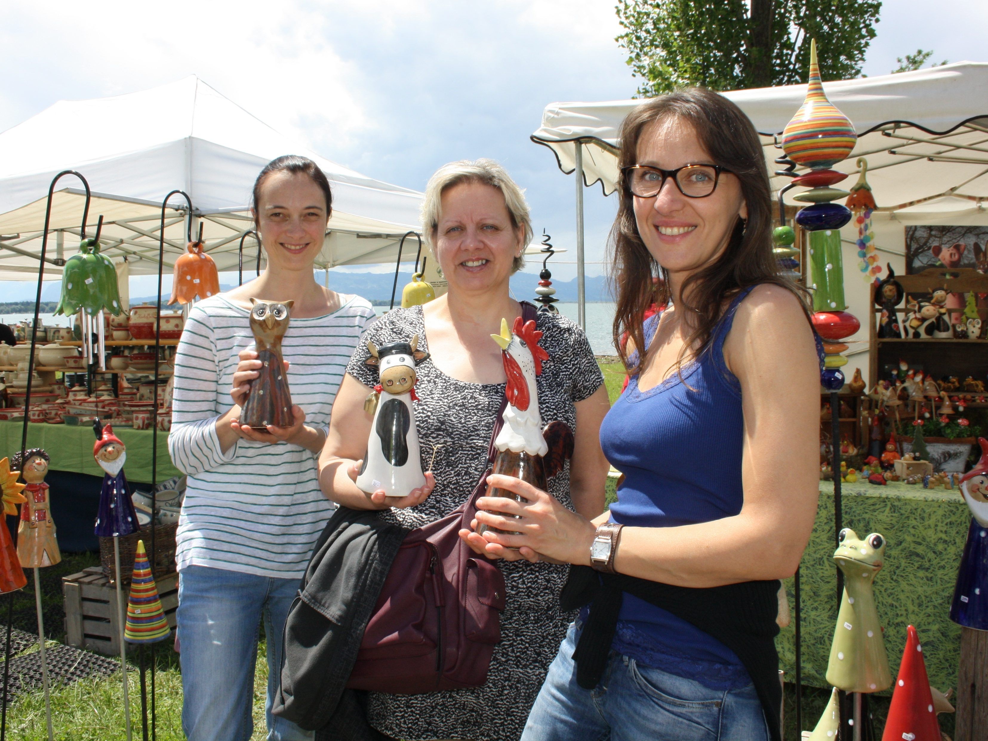 Repräsentatives Kunsthandwerk beim 6. Kunstmarkt auf der herrlichen Uferpromenade am Kaiserstrand in Lochau am Bodensee.