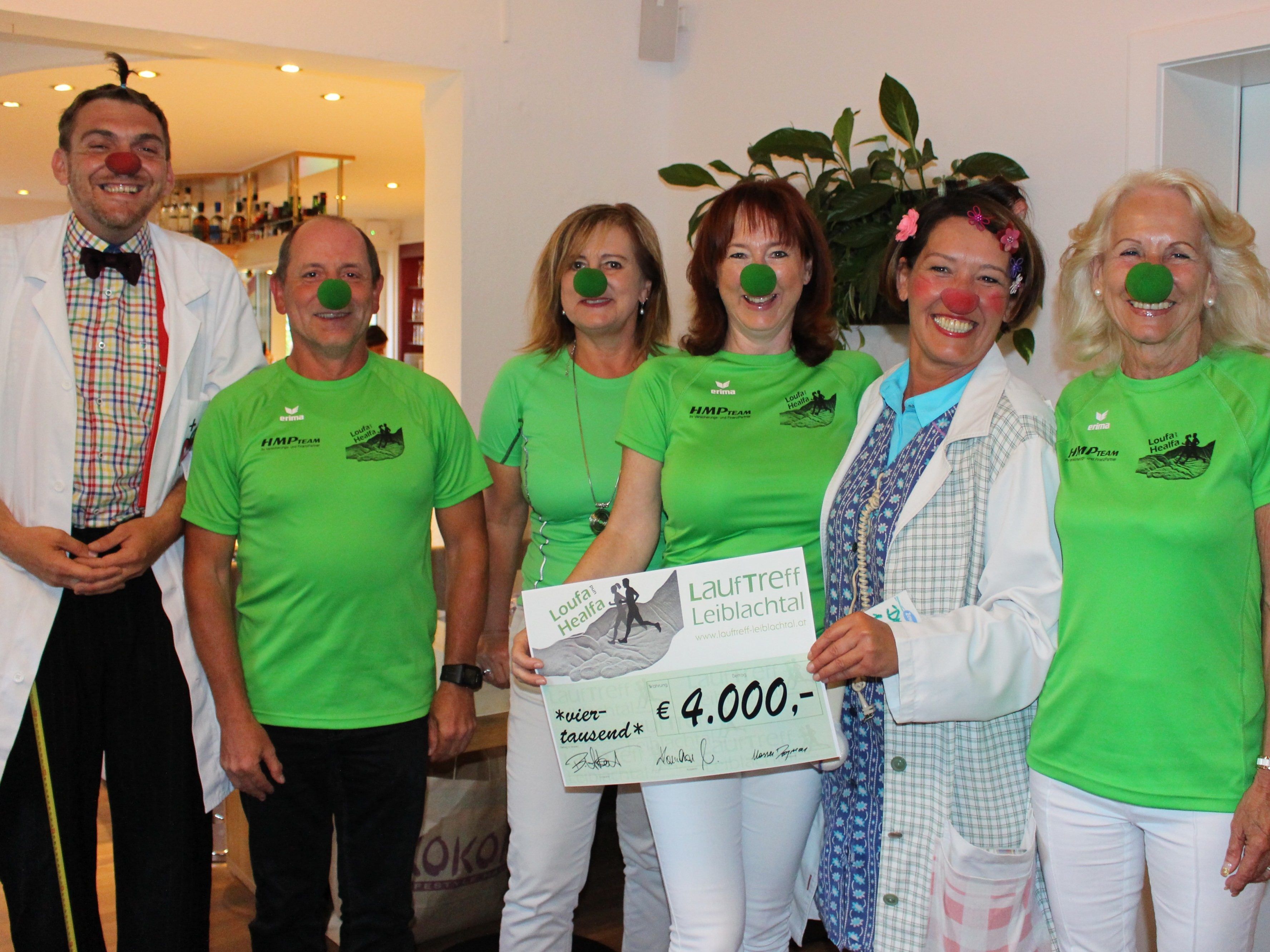 Der Vorstand des Vereines LaufTreff Leiblachtal mit Obfrau Brigitte Haest bei der Scheckübergabe an die CliniClowns Vorarlberg mit Dr. Frieda Wisch&Weg und Dr. Stift. beim Helferfestle im Gasthof Wellenhof.