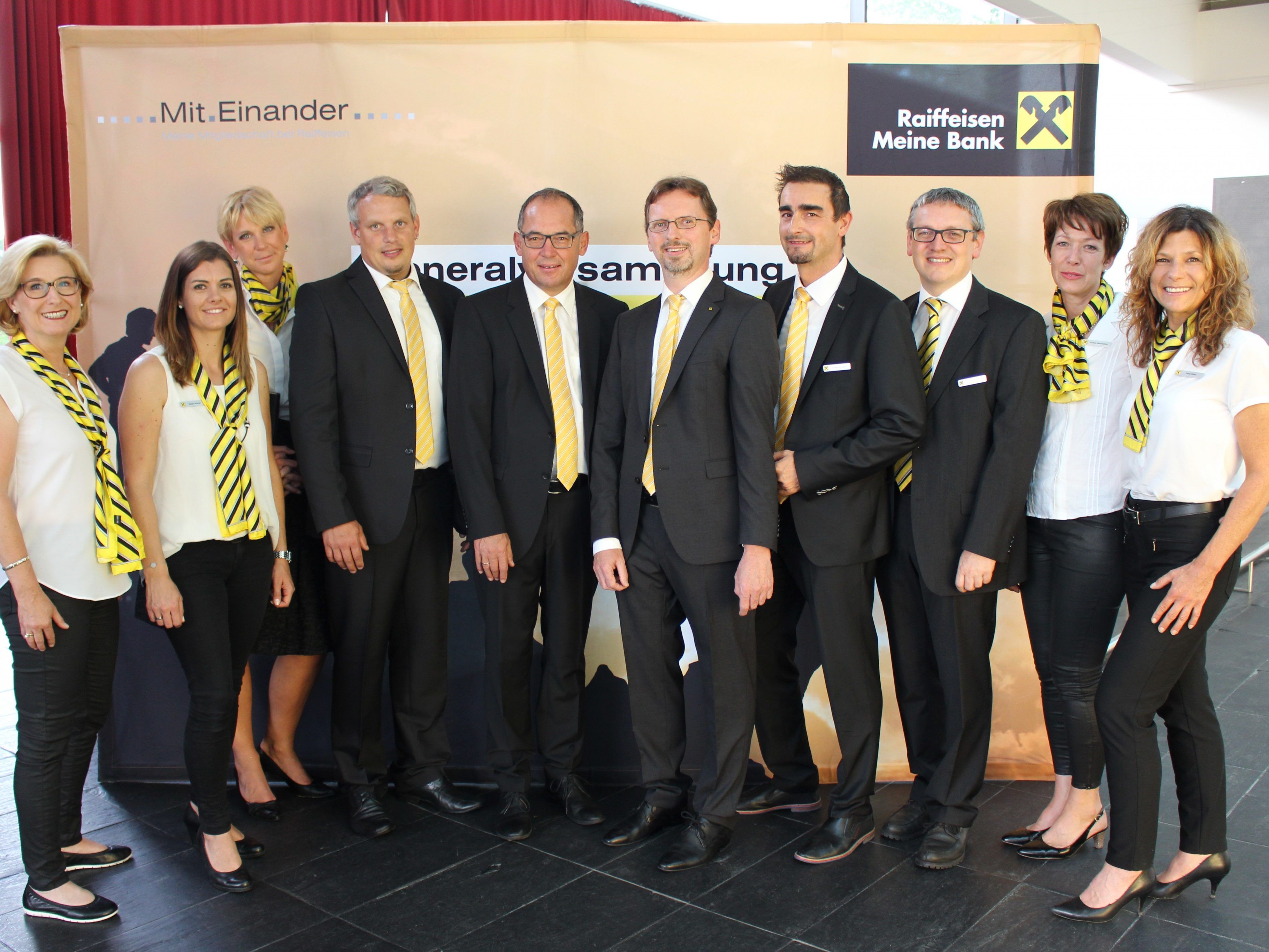 Vorstände, Bankstellenleiter und einige Mitarbeiterinnen auf der Generalversammlung der Raiffeisenbank Leiblachtal.