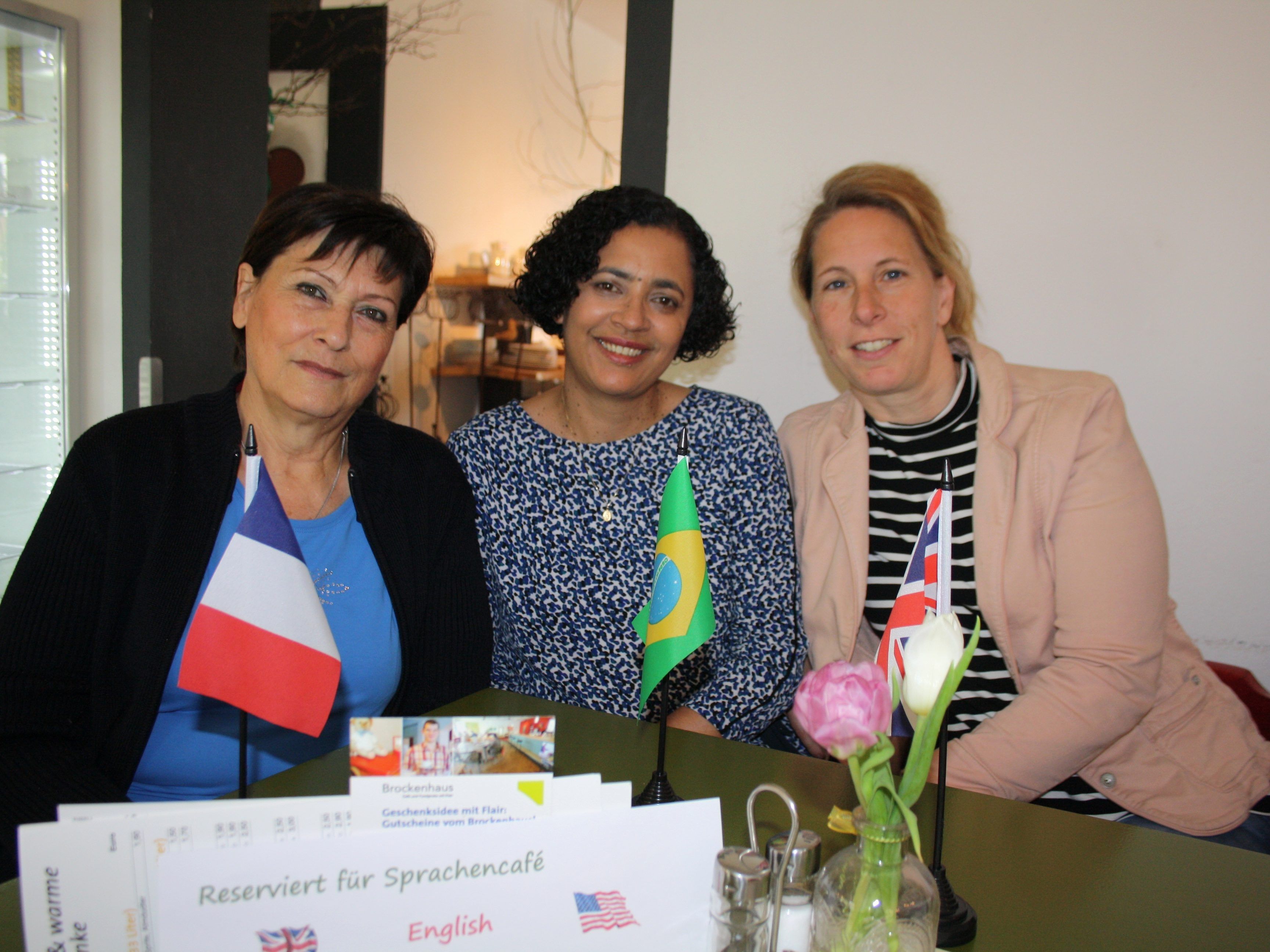 Begegnung und Unterhaltung im „Sprachencafe“ im Brockenhaus Leiblachtal mit muttersprachlichen Moderatoren beim letzten Termin vor der Sommerpause.