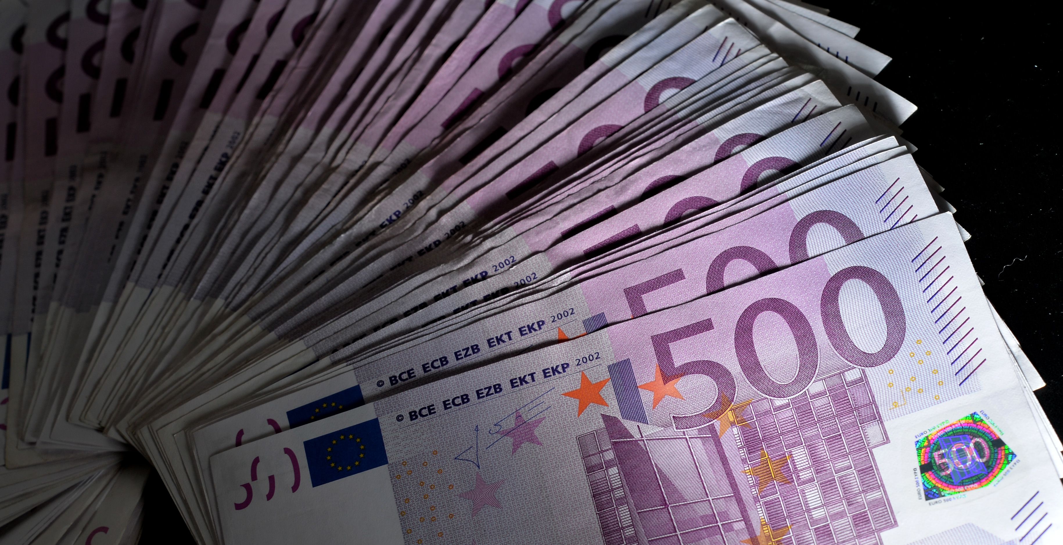 самые большие купюры евро. 5000 евро. пять тысяч евро. пять тысяч евро. 500 евро.