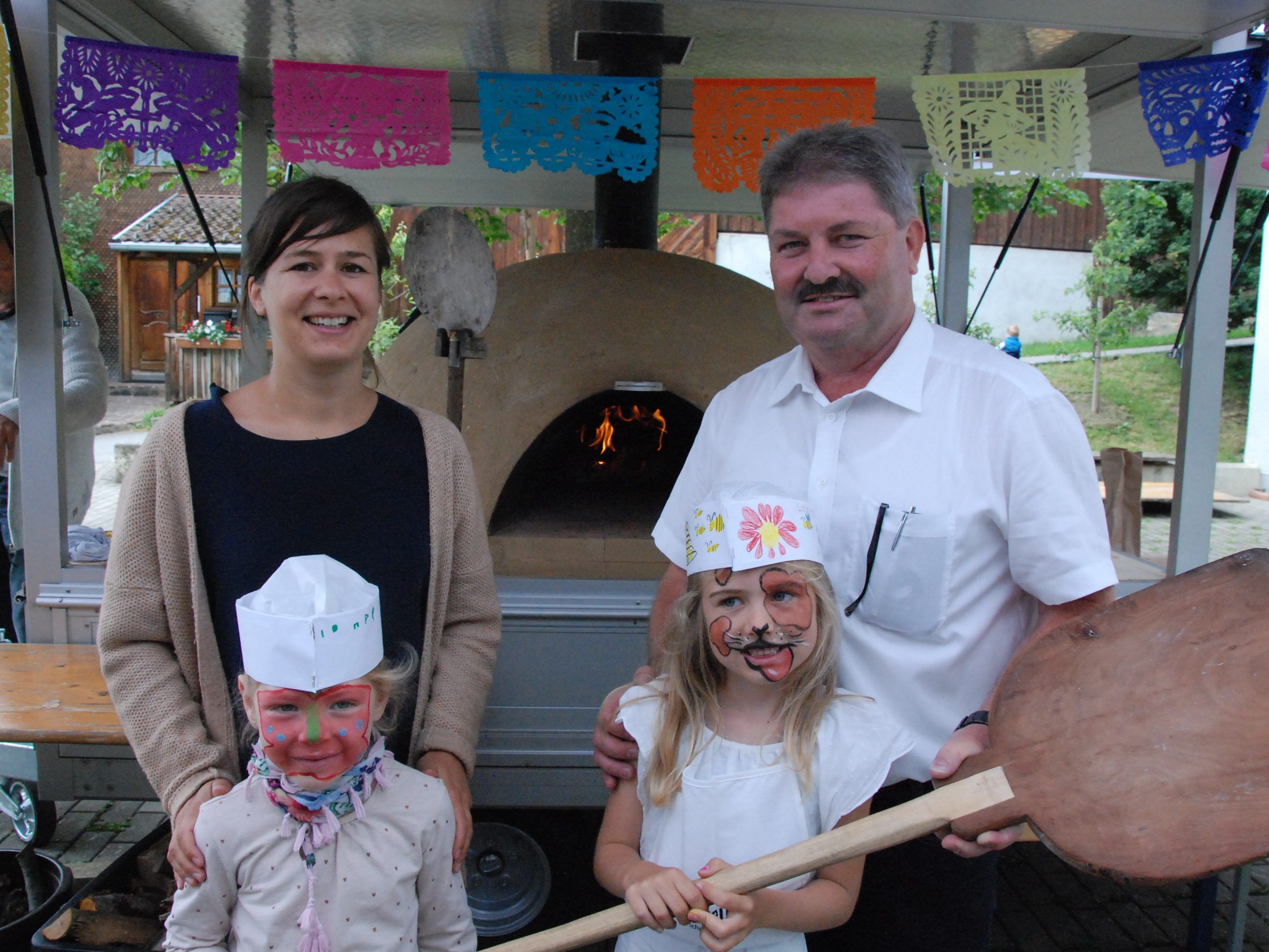 Bgm. Gerold Mähr und Obfrau Ines Hertmann bei der Eröffnung des Brotbackofens Bgm. Gerold Mähr und Obfrau Ines Hertmann bei der Eröffnung des Brotbackofens
