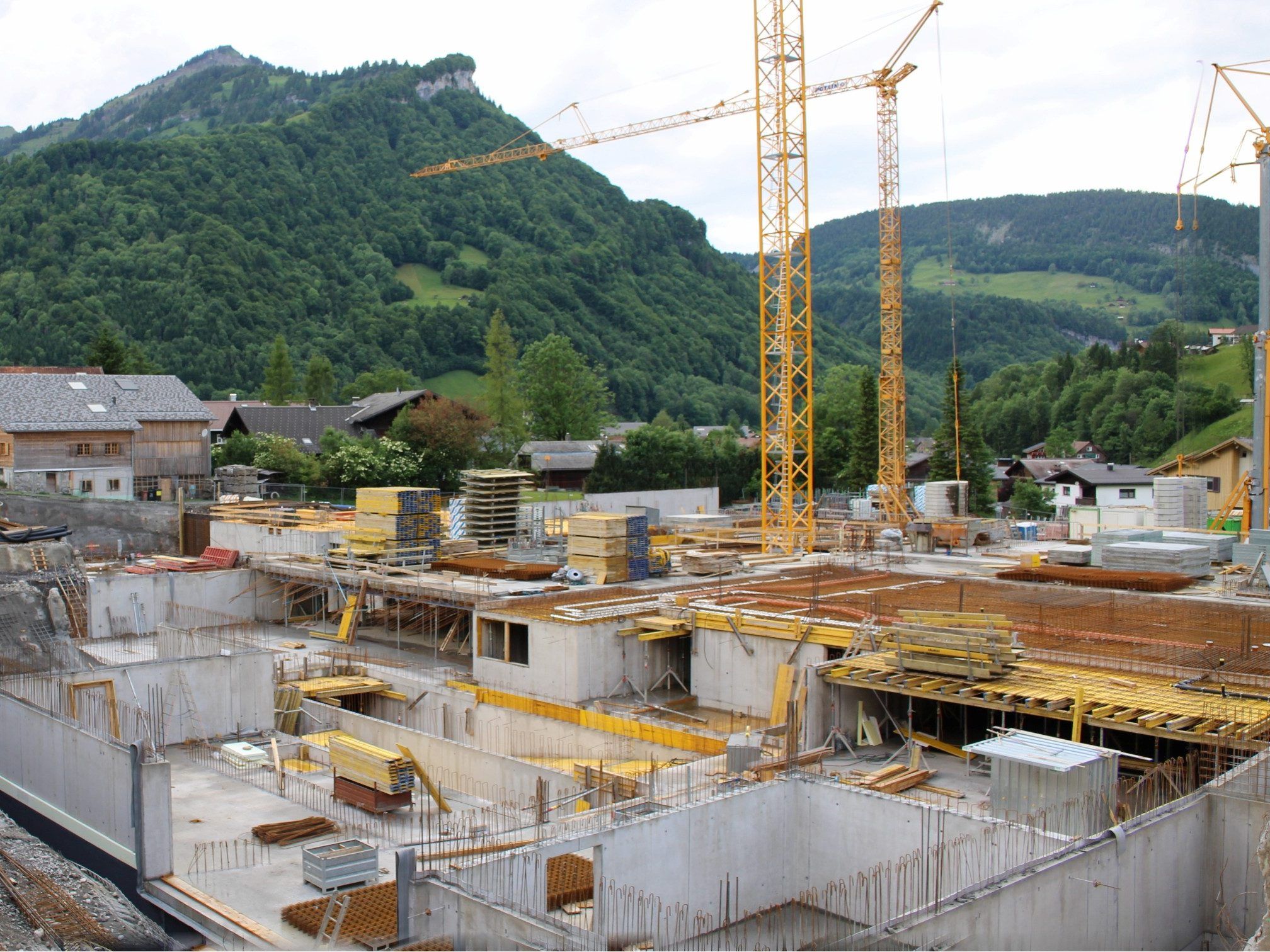 Bergseitig ist die Baustelle noch metertief unter Straßenniveau, achseitig kommen die Arbeiten "aus dem Boden heraus". Bergseitig ist die Baustelle noch metertief unter Straßenniveau, achseitig kommen die Arbeiten "aus dem Boden heraus".