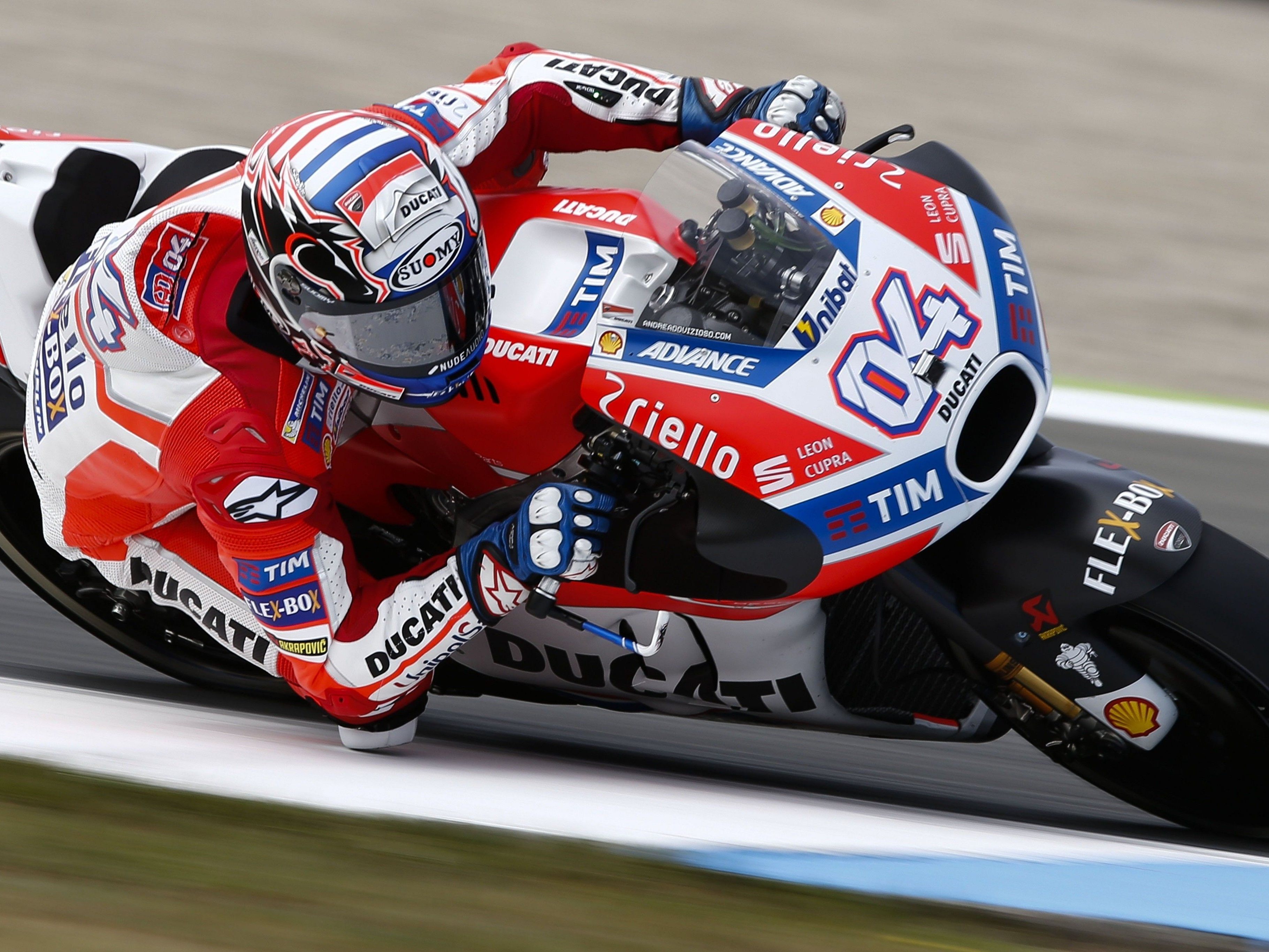 Der Italiener Andrea Dovizioso sitzt Leader Maverick Vinales aus Spanien im Nacken.
