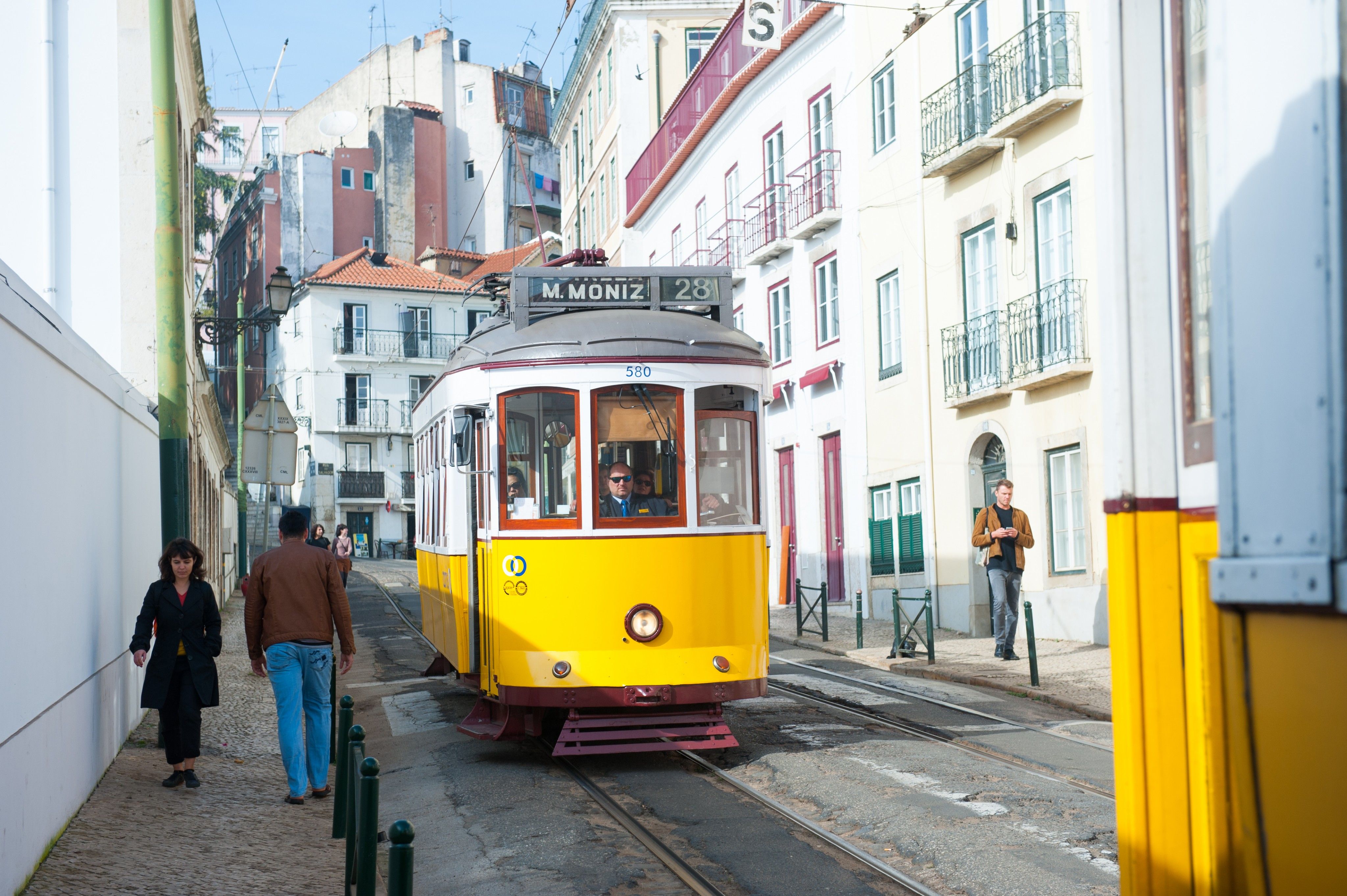 Auch in Portugals Hauptstadt Lissabon kann man mit der Straßenbahn fahren, um Sprit zu sparen.