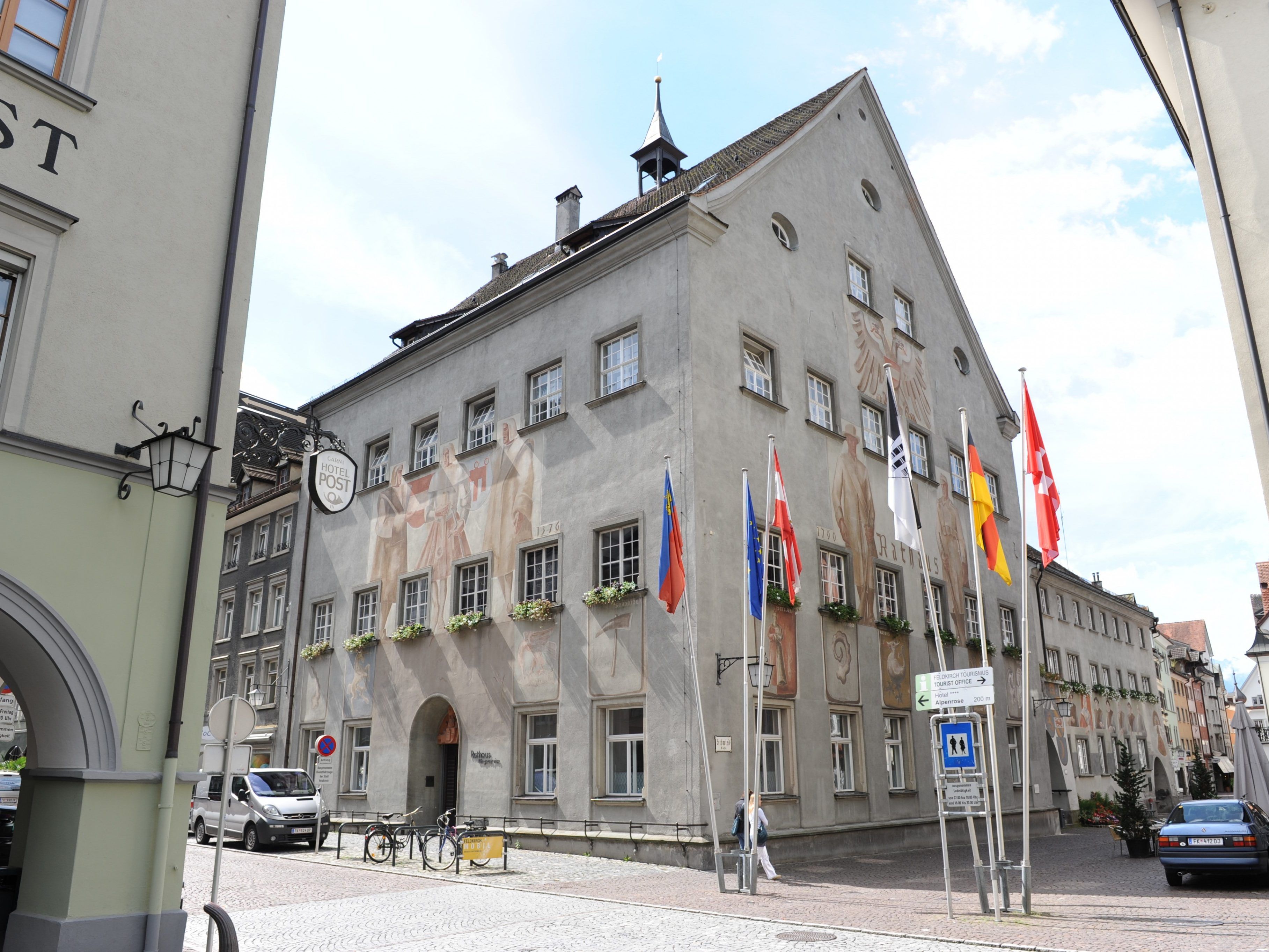 Die Rathaus-Fassade braucht eine Auffrischung. Die Rathaus-Fassade braucht eine Auffrischung.
